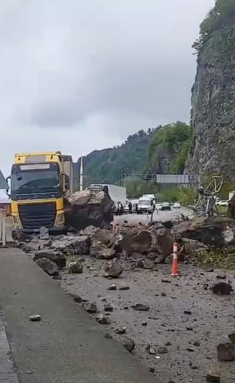 Artvin’de Sarp Sınır Kapısı yolunda heyelan