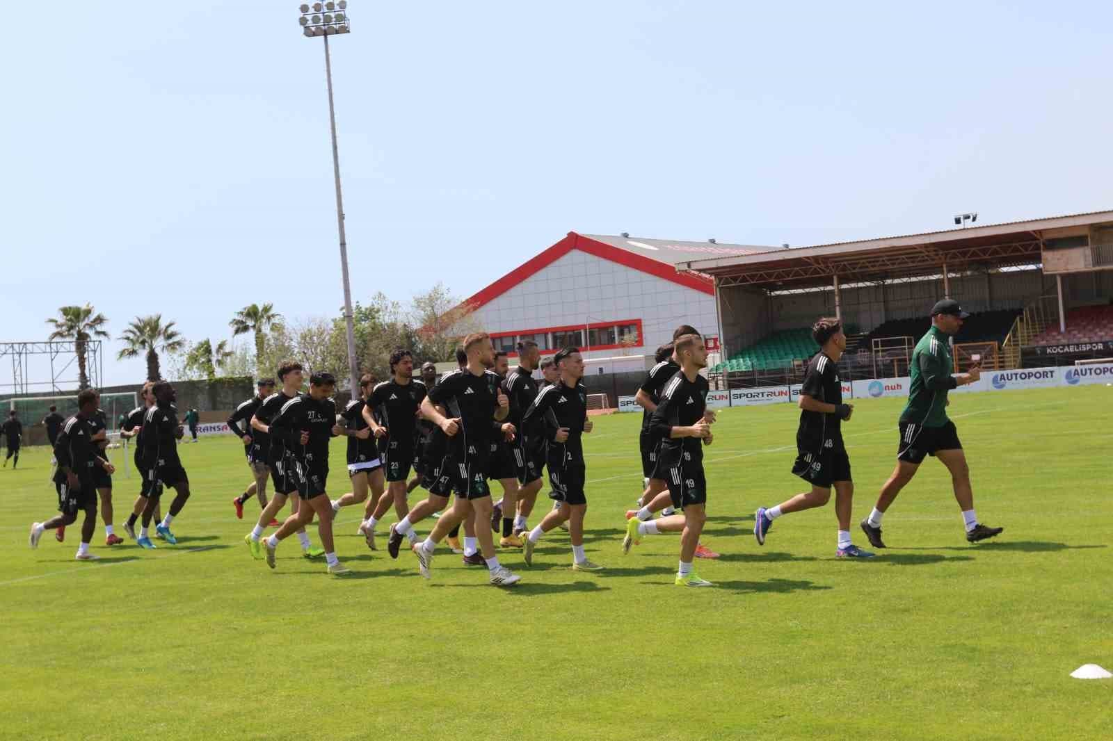 Serhat Öztaşdelen: "Umarım uzun yıllar Kocaelispor kalesini korurum"
