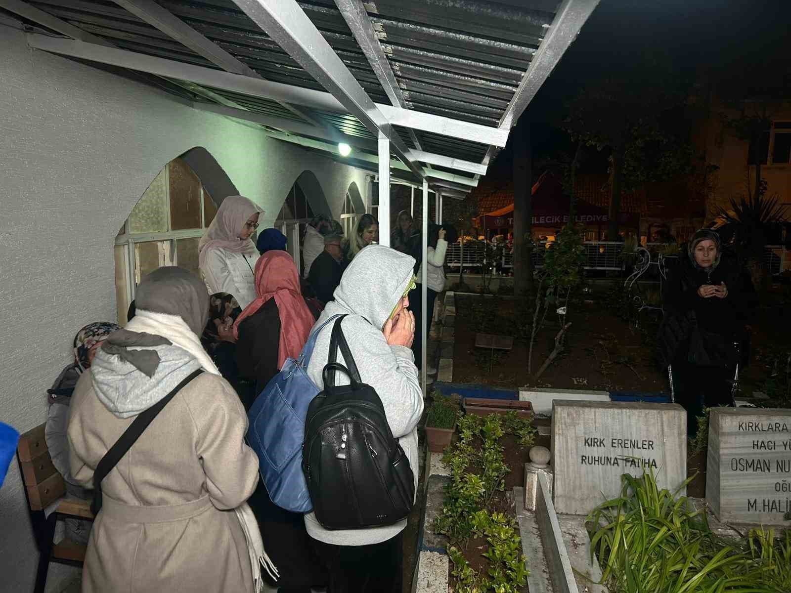 Kırklar Tepesi’nde Hıdırellez geleneğini yaşatmak için sabahın ilk saatinde bir araya geldiler