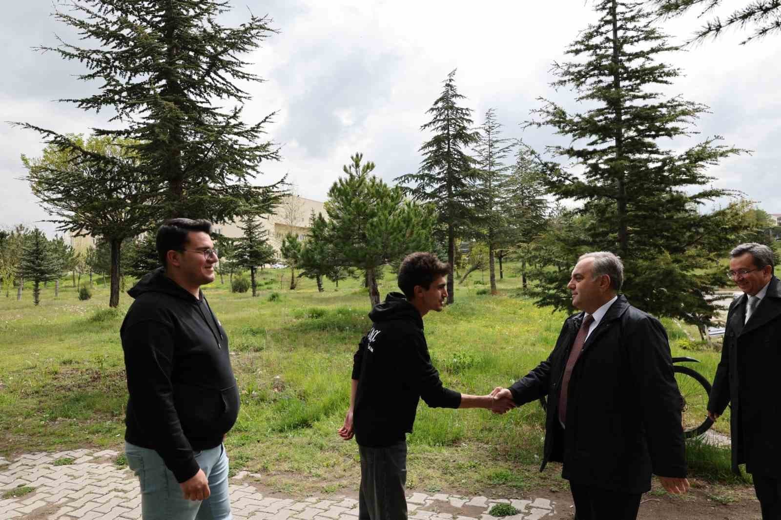 Rektör Prof. Dr. Altun öğrenci ziyaretlerini sürdürüyor
