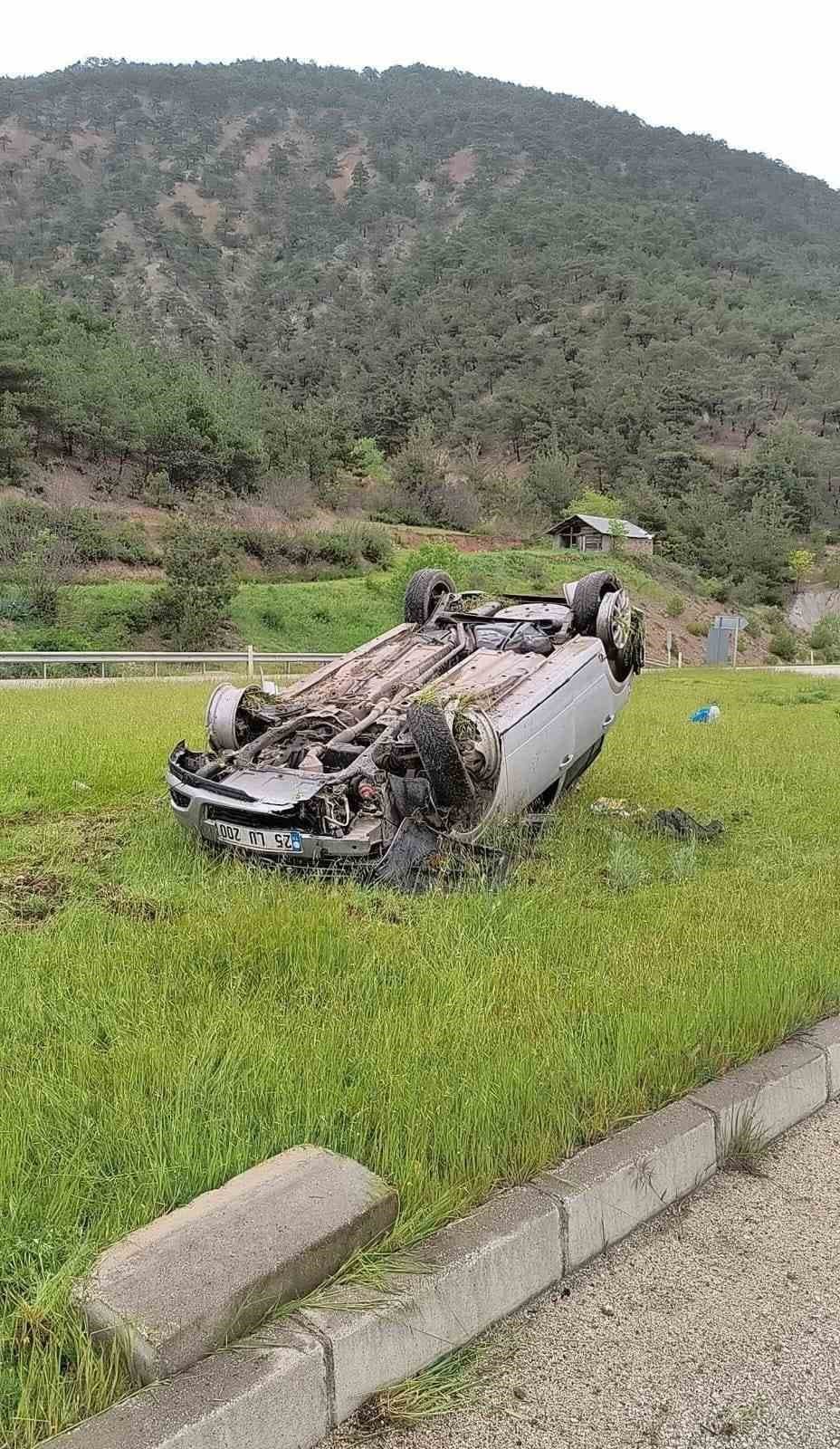 Tokat’ta lastiği patlayan otomobil takla attı: 5 yaralı