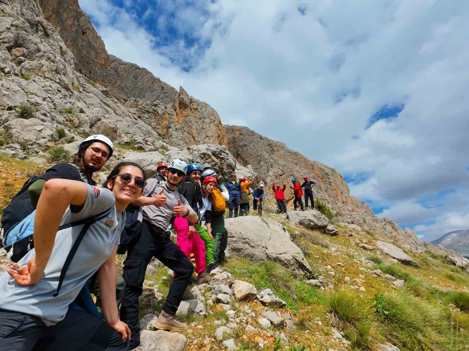 45 sporcu Kemaliye’nin zirvesinde buluştu