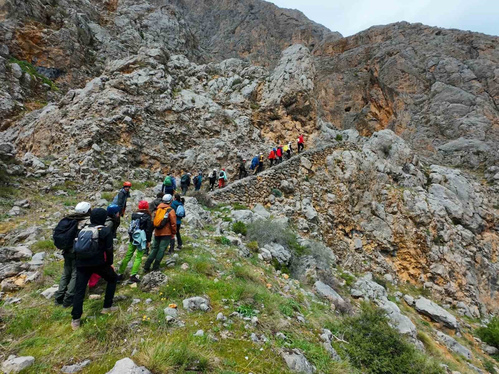 45 sporcu Kemaliye’nin zirvesinde buluştu