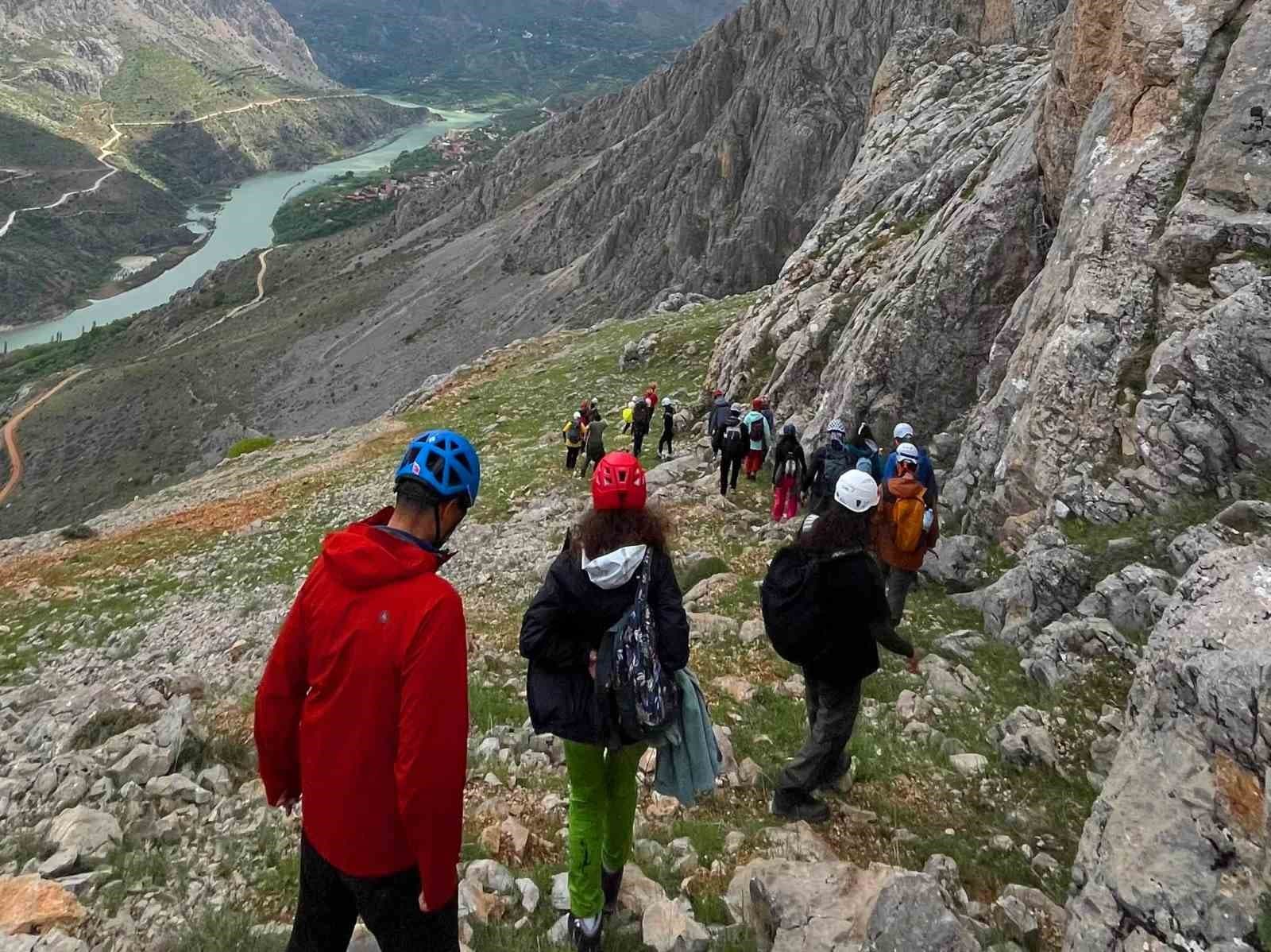 45 sporcu Kemaliye’nin zirvesinde buluştu