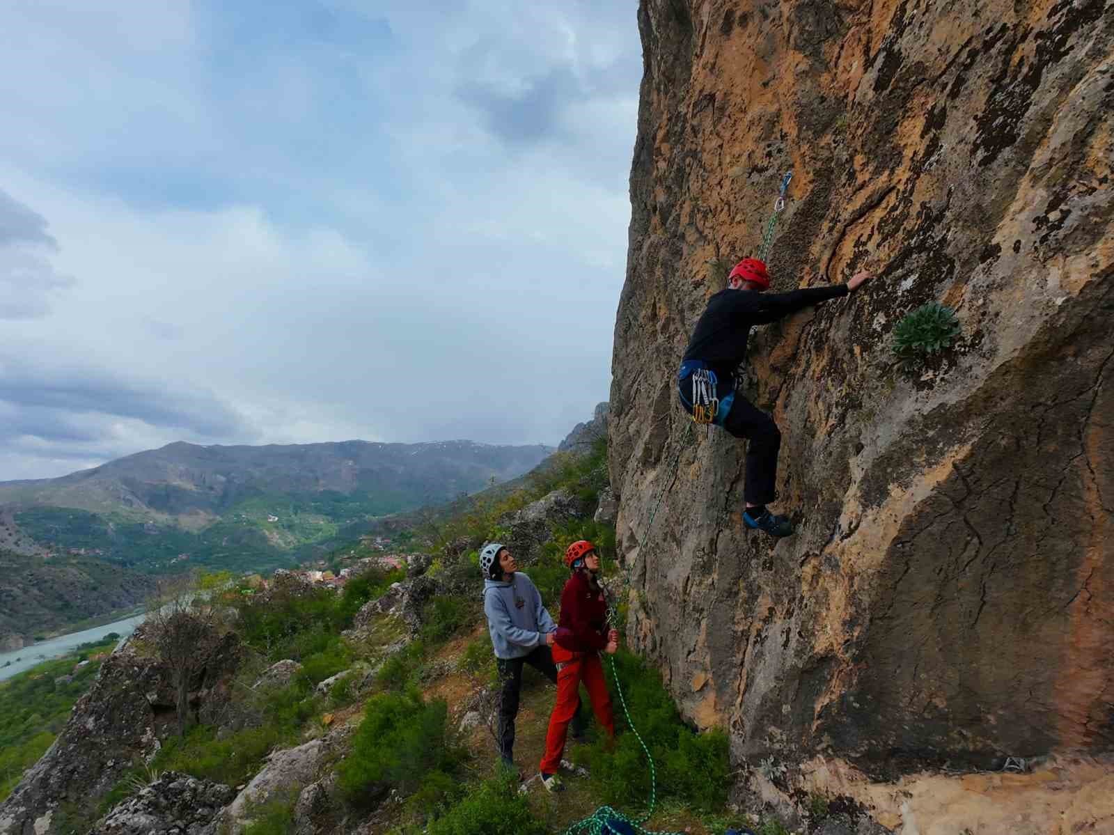 45 sporcu Kemaliye’nin zirvesinde buluştu