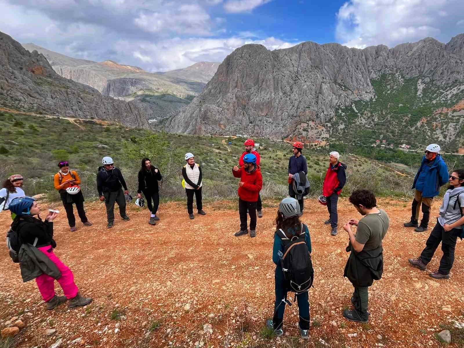 45 sporcu Kemaliye’nin zirvesinde buluştu
