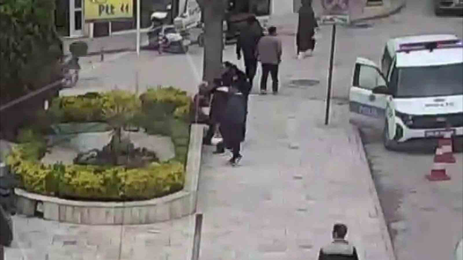 Aracından inip polis otosunun önüne geldi, hayatını Heimlich manevrasıyla polisler kurtardı