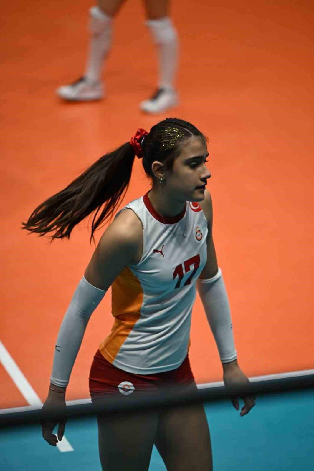 Asya Gülmez, U-16 Milli Voleybol Takımı gelişim kampına davet edildi