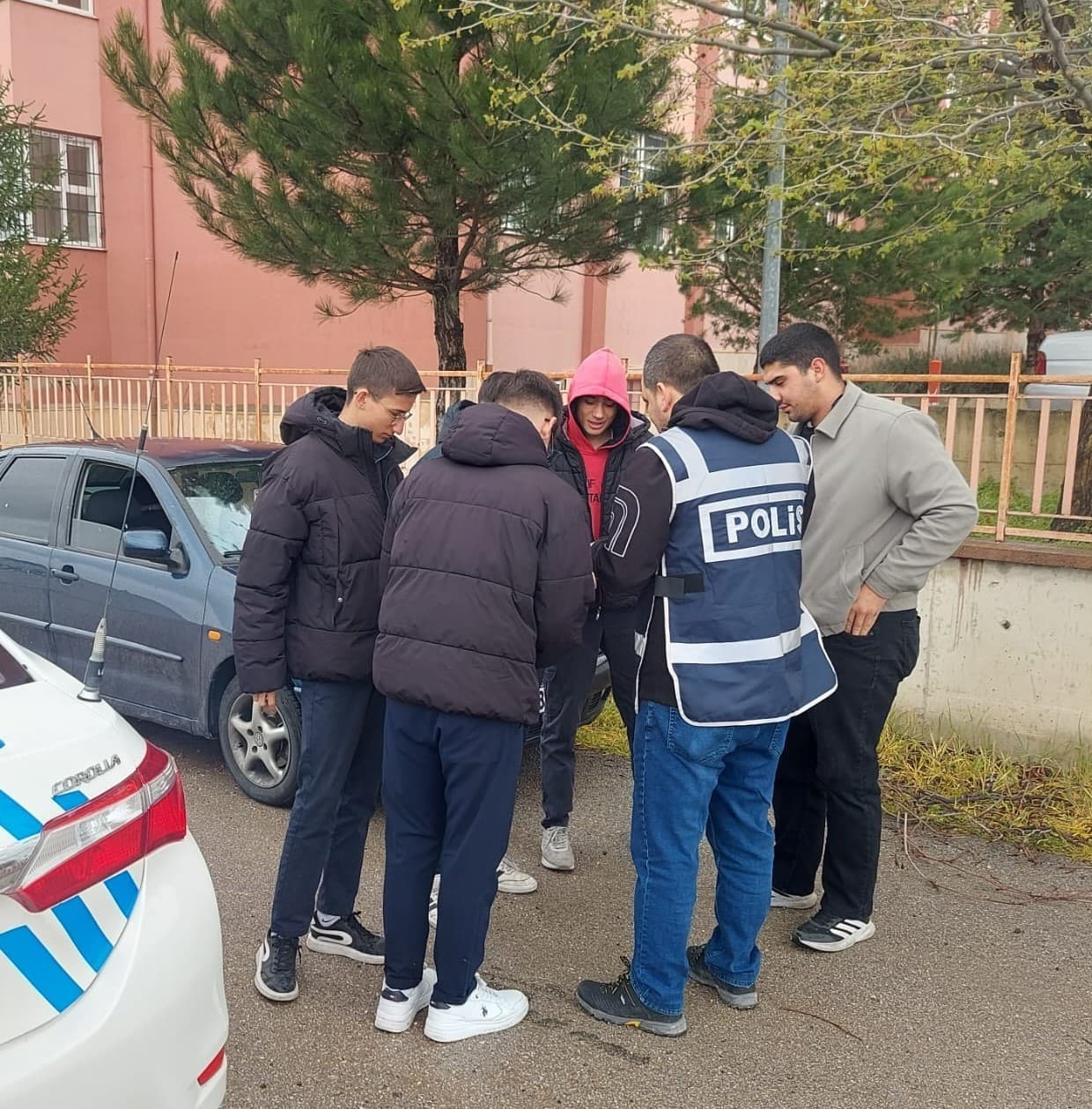Polisten öğrencilerin yoğun olarak bulunduğu bölgelerde denetim
