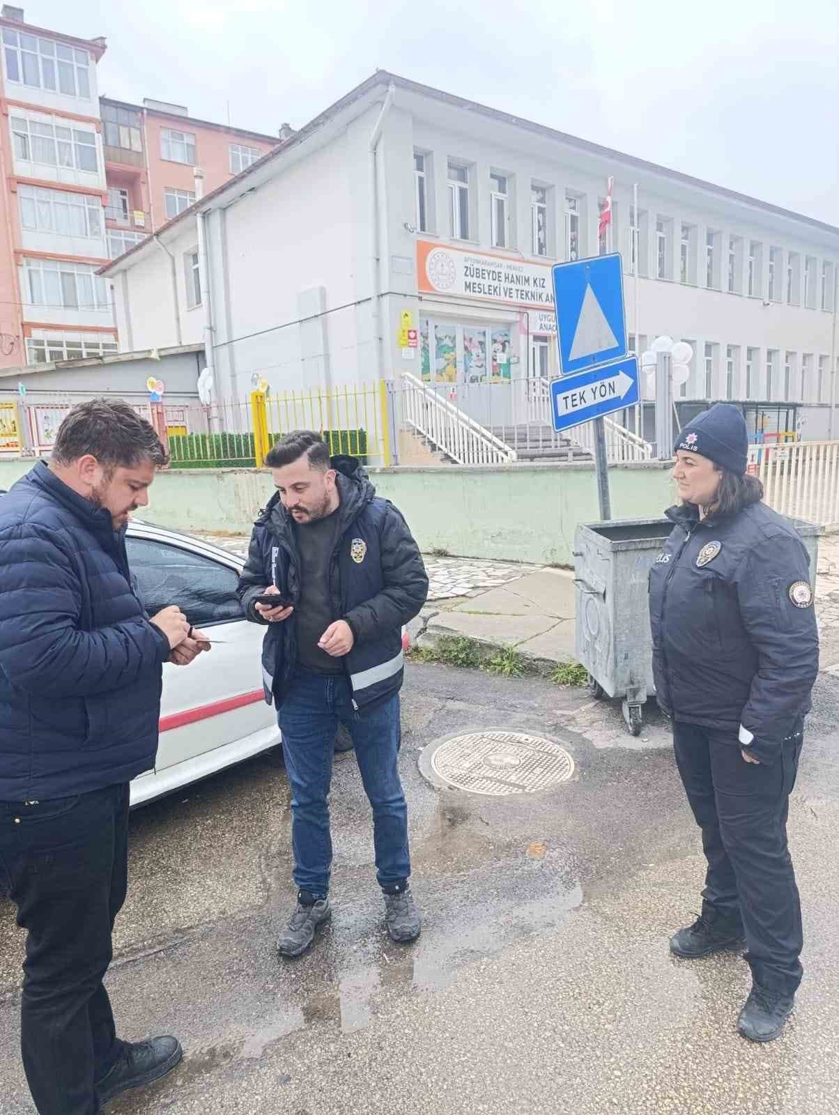 Polisten öğrencilerin yoğun olarak bulunduğu bölgelerde denetim