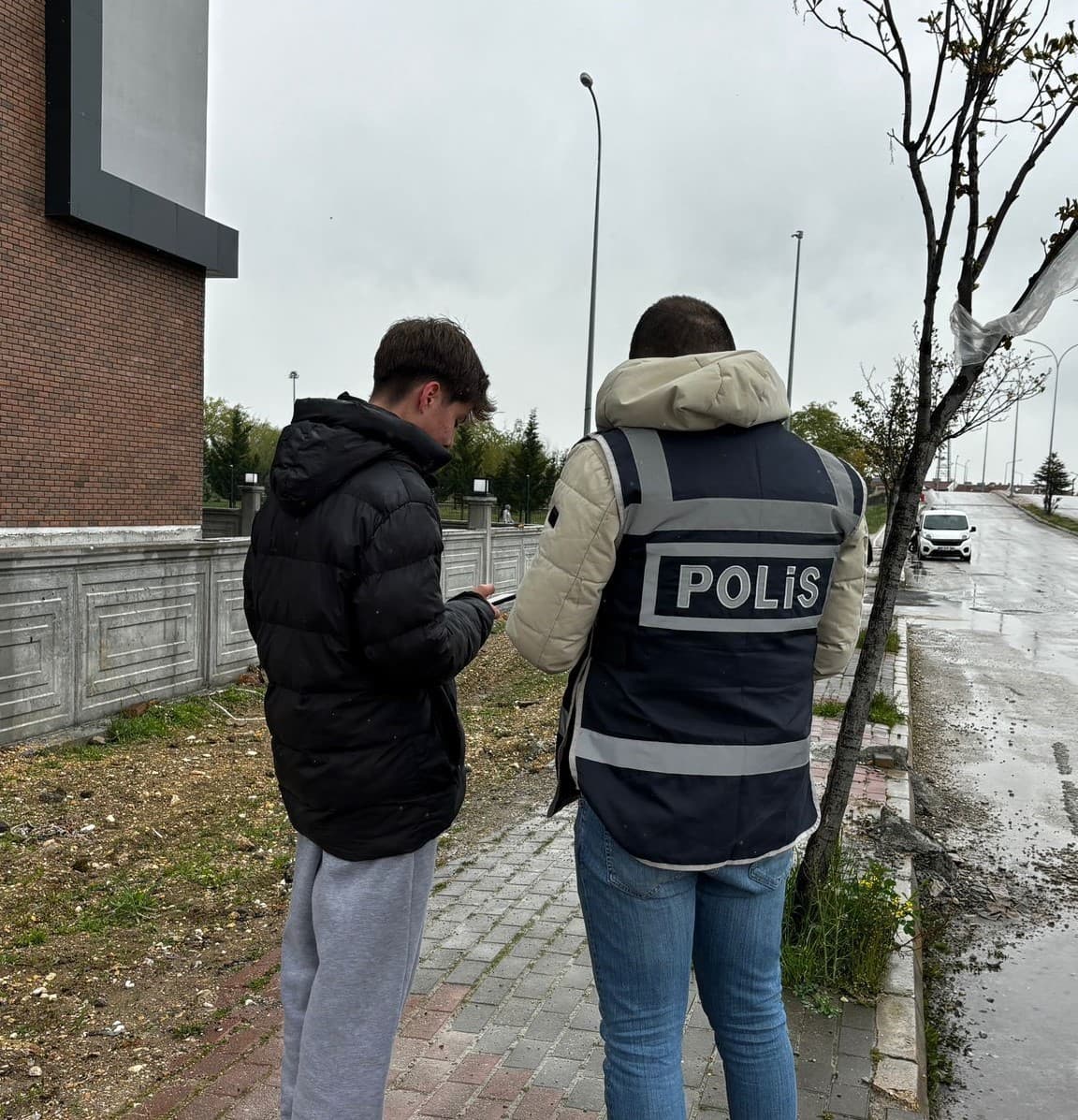 Polisten öğrencilerin yoğun olarak bulunduğu bölgelerde denetim