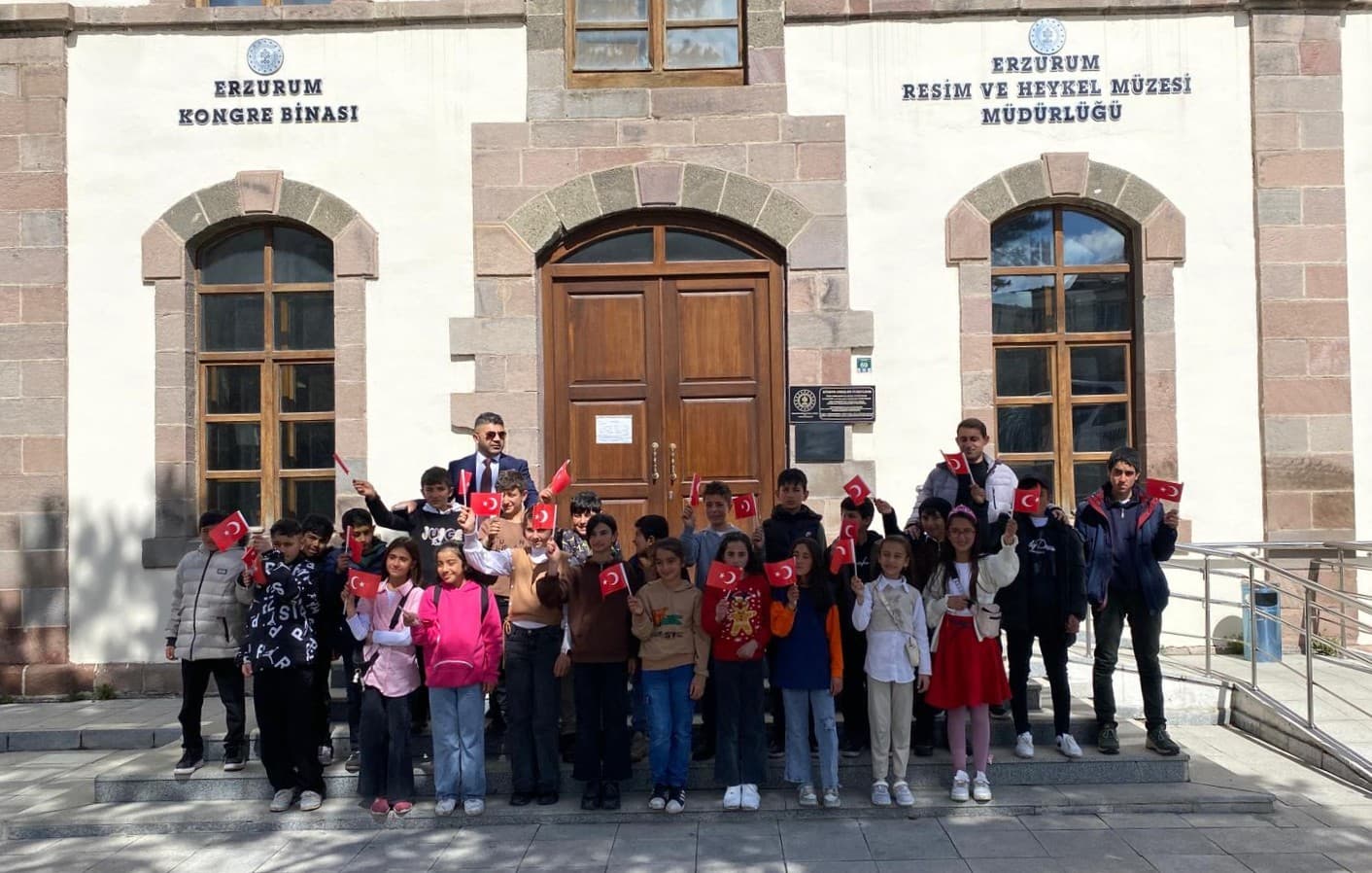 Karayazılı 25 köy çocuuğu ilk kez Palandöken’i gördü, zirvede kartopu oynadı