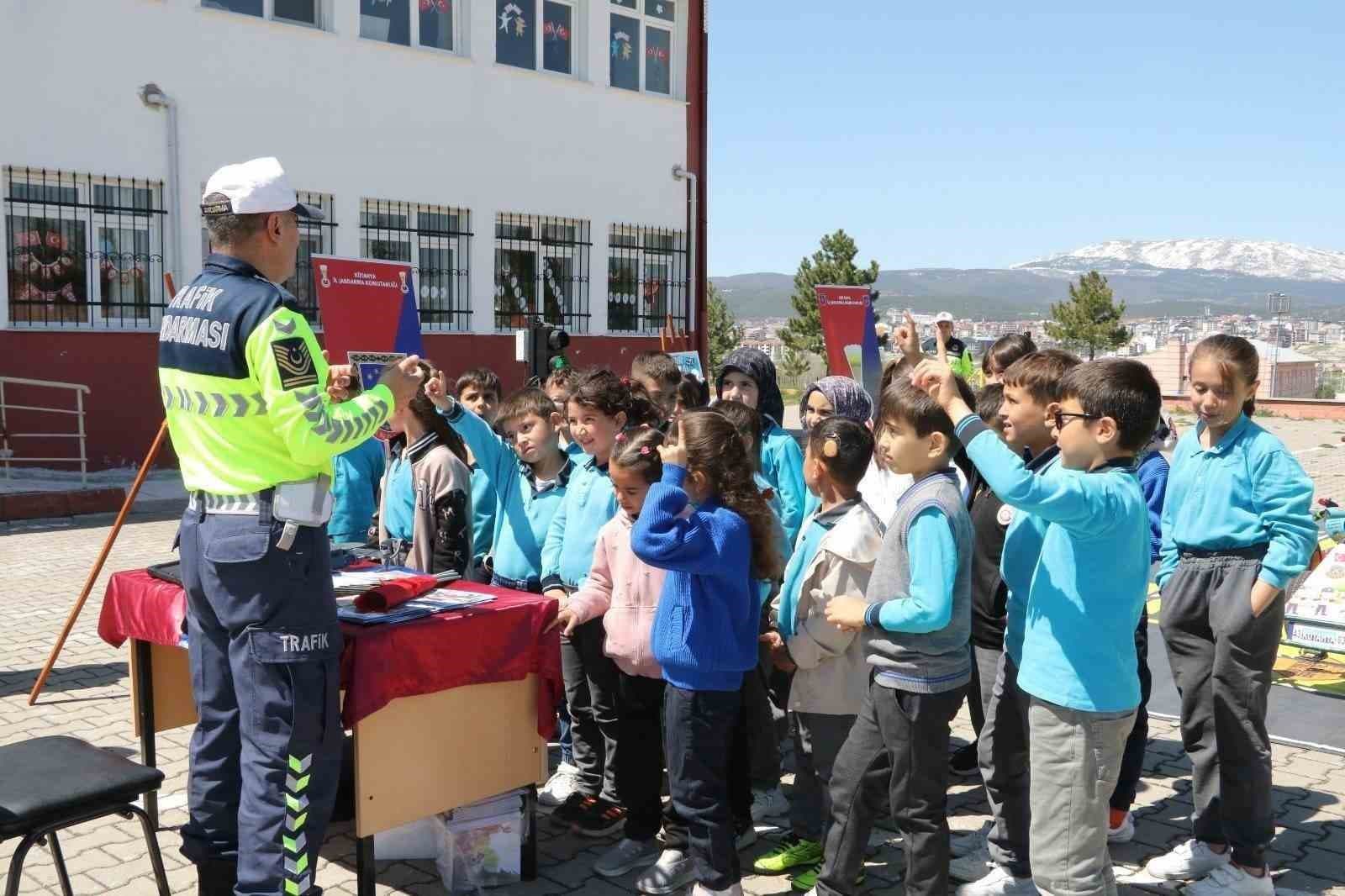 Kütahya’da anaokulu ve ilkokul öğrencilerine trafik eğitimi