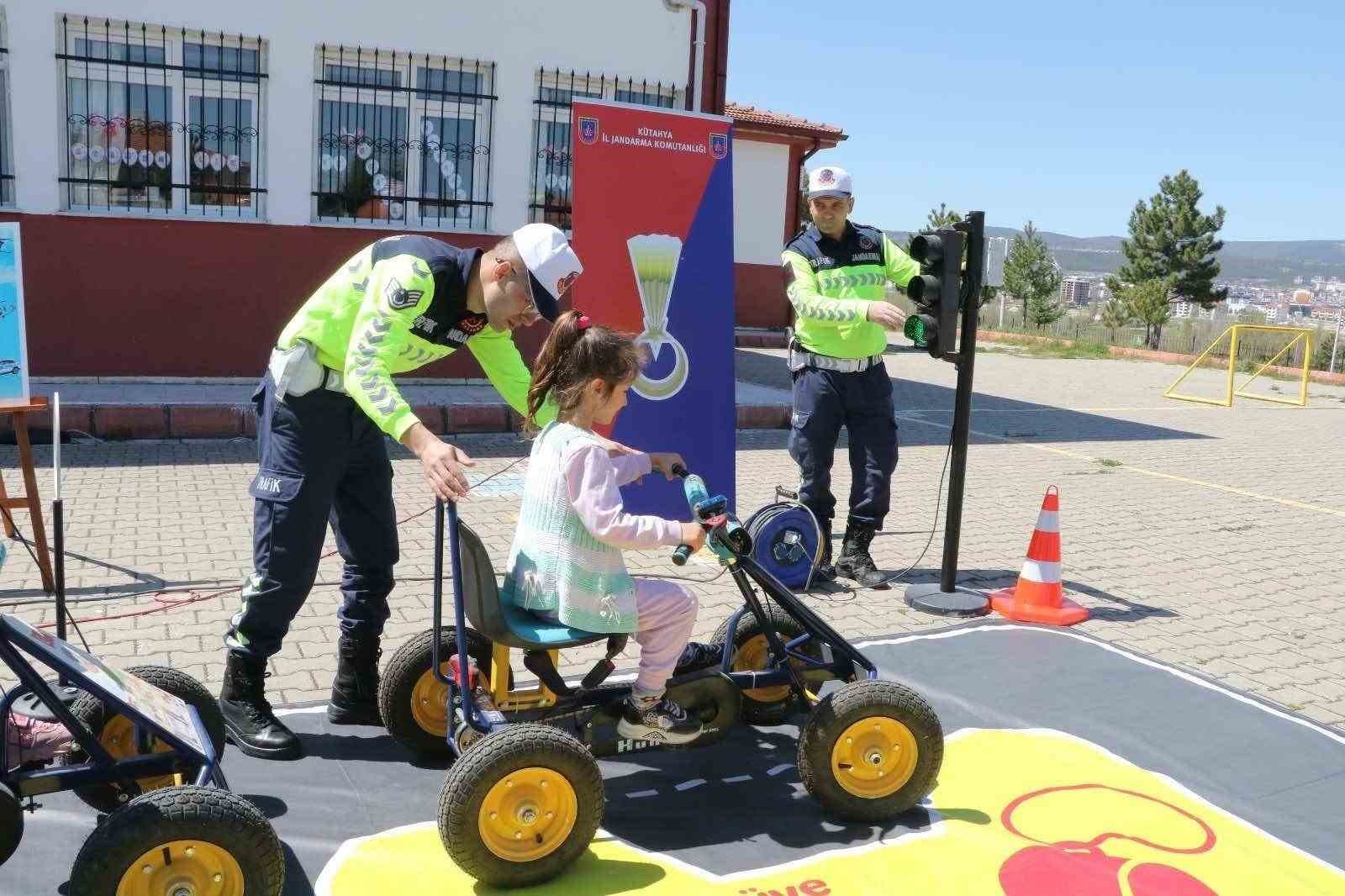Kütahya’da anaokulu ve ilkokul öğrencilerine trafik eğitimi
