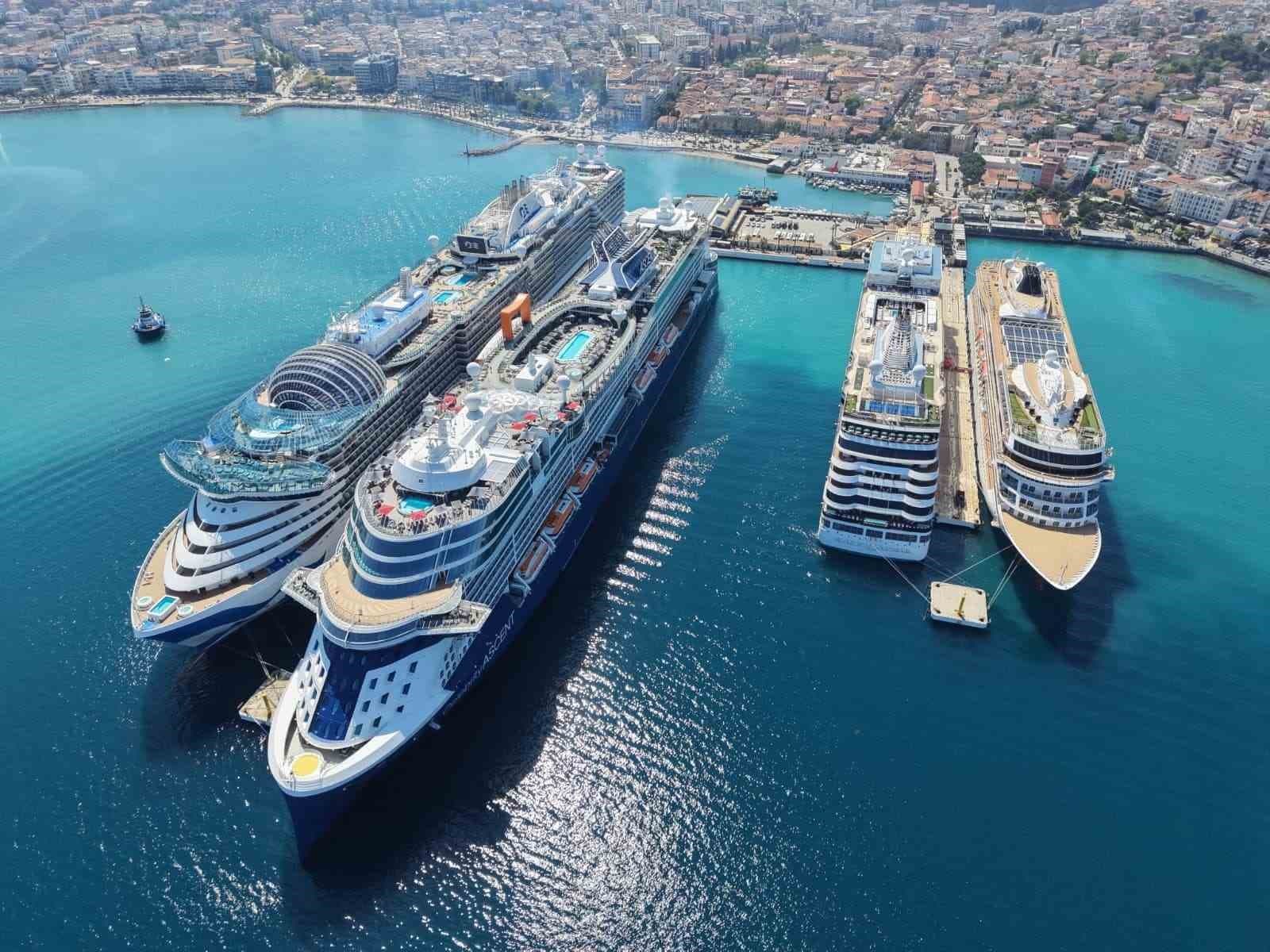 Kuşadası’na 4 gemi ile 10 bin 800 turist geldi