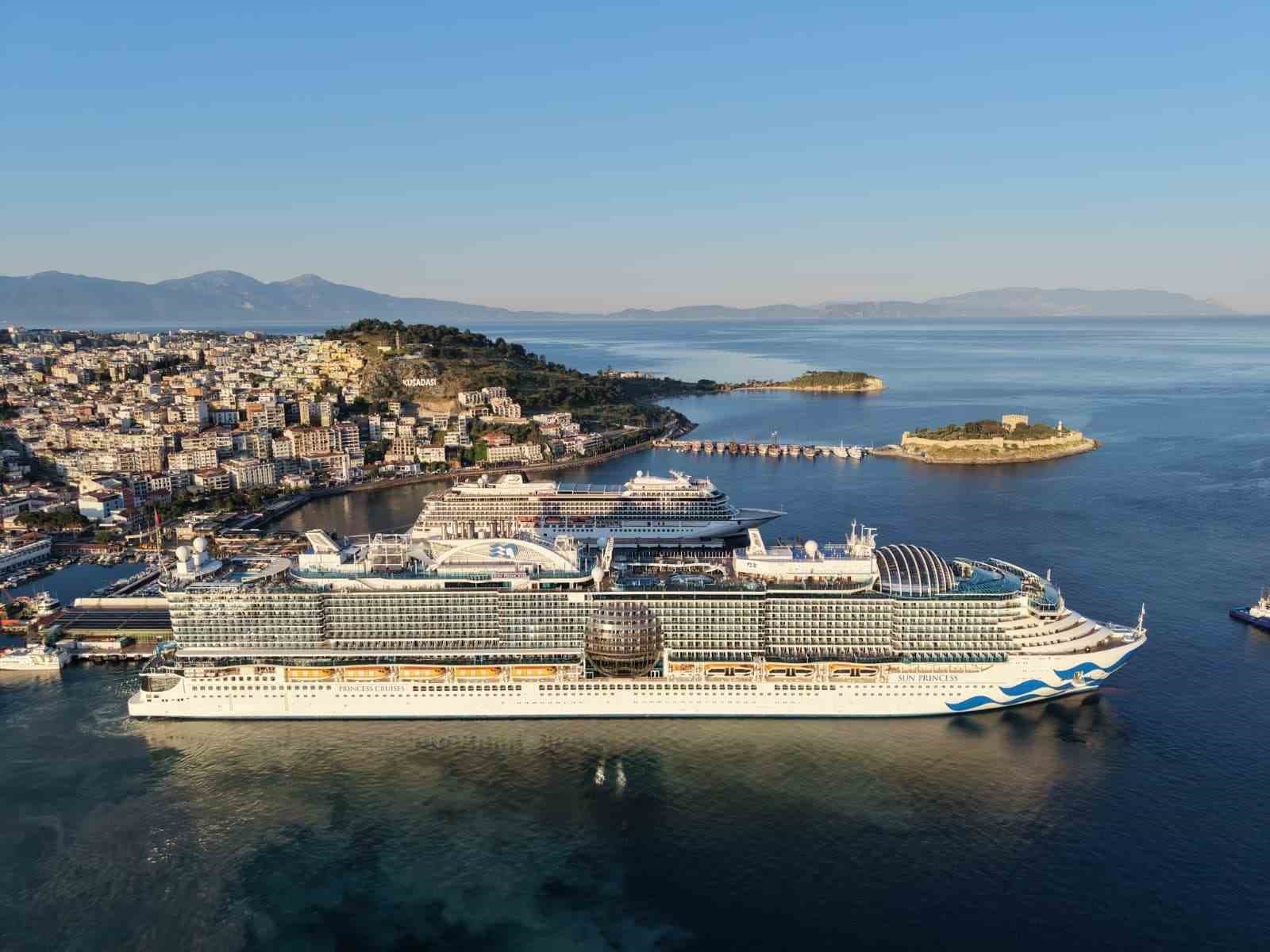 Kuşadası’na 4 gemi ile 10 bin 800 turist geldi