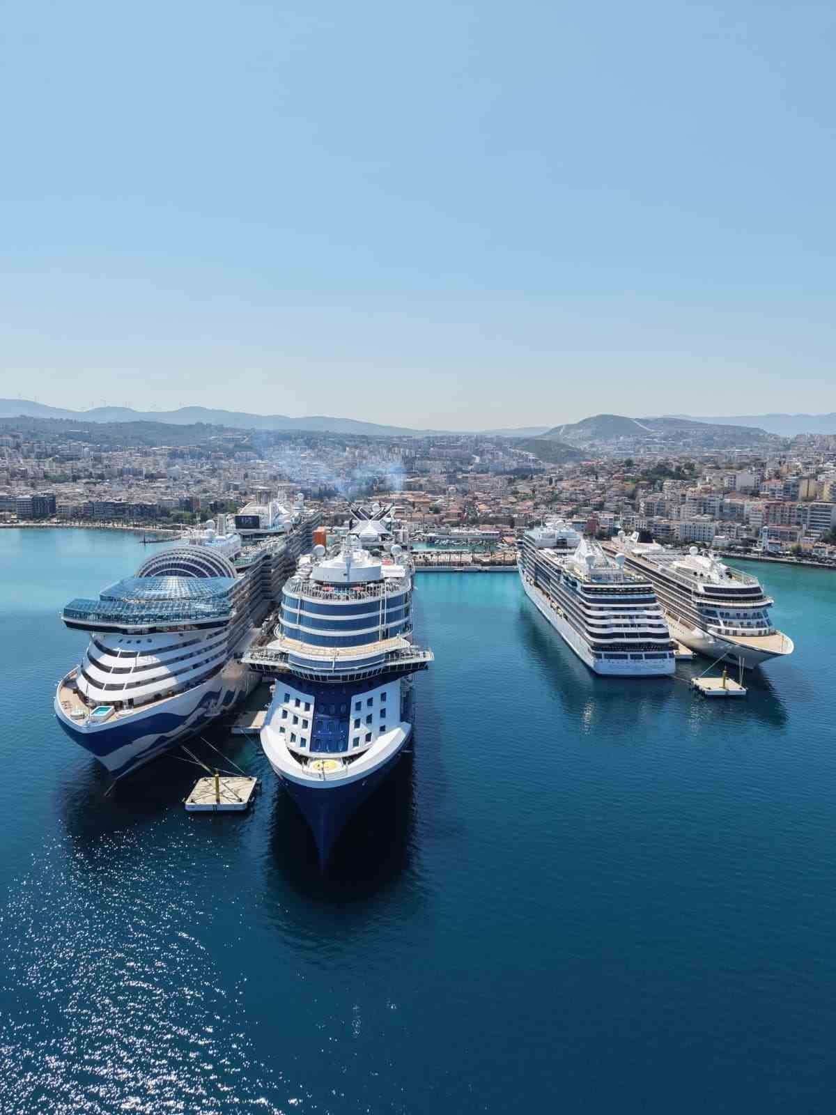 Kuşadası’na 4 gemi ile 10 bin 800 turist geldi