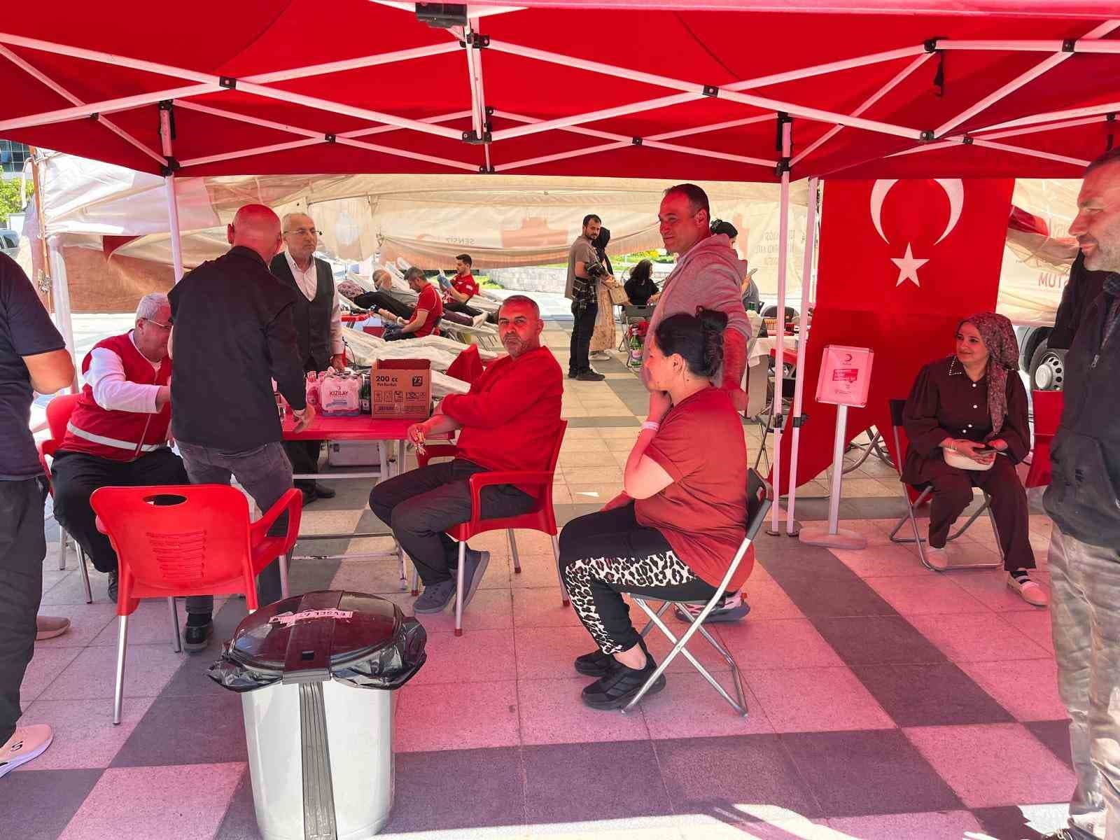 Öğrenciler ikna etti, veliler kan verdi