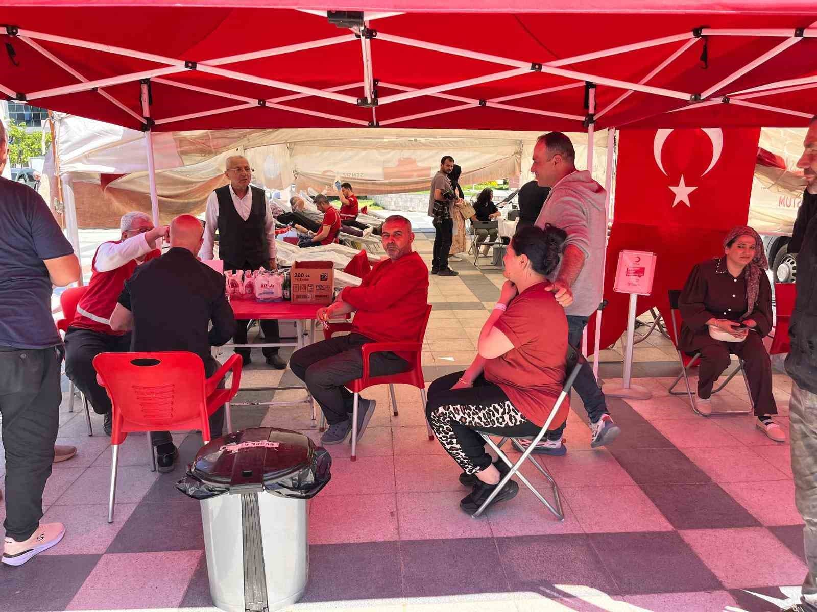 Öğrenciler ikna etti, veliler kan verdi