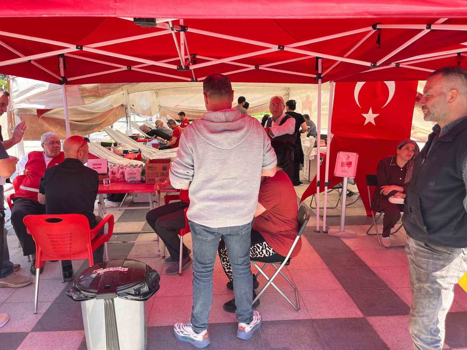 Öğrenciler ikna etti, veliler kan verdi