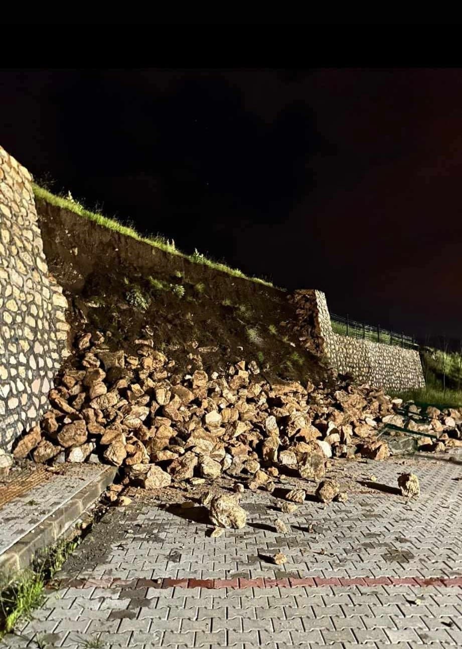 Çermik’te istinat duvarı çöktü