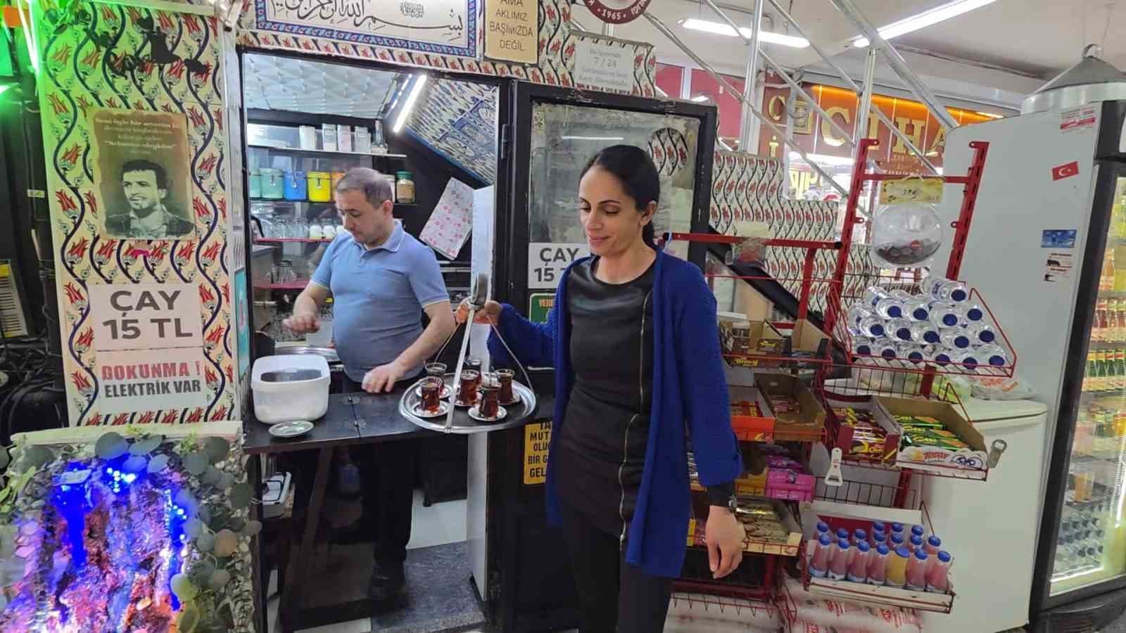 Yaklaşık 3 metrekarelik iş yerini sanat eseri niteliğinde bir mekâna dönüştürdü