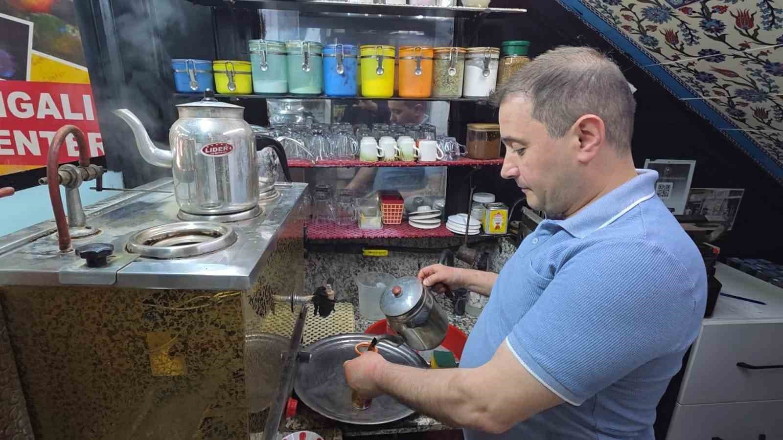 Yaklaşık 3 metrekarelik iş yerini sanat eseri niteliğinde bir mekâna dönüştürdü