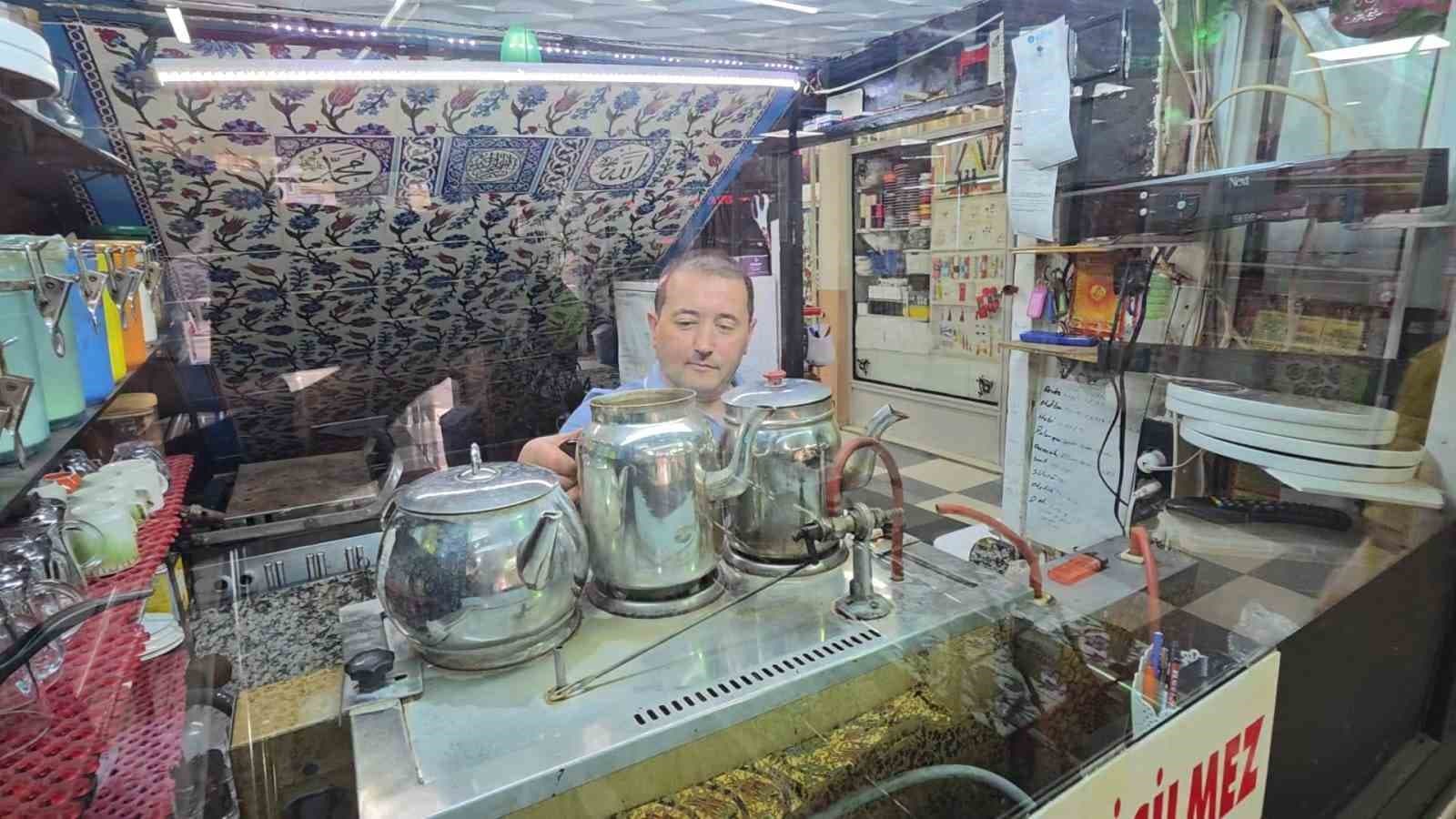 Yaklaşık 3 metrekarelik iş yerini sanat eseri niteliğinde bir mekâna dönüştürdü