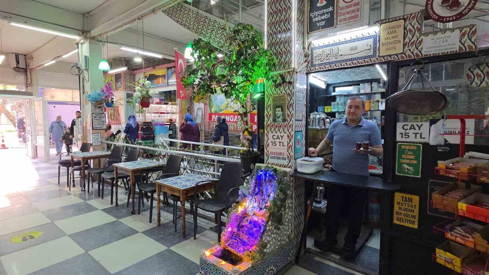 Yaklaşık 3 metrekarelik iş yerini sanat eseri niteliğinde bir mekâna dönüştürdü