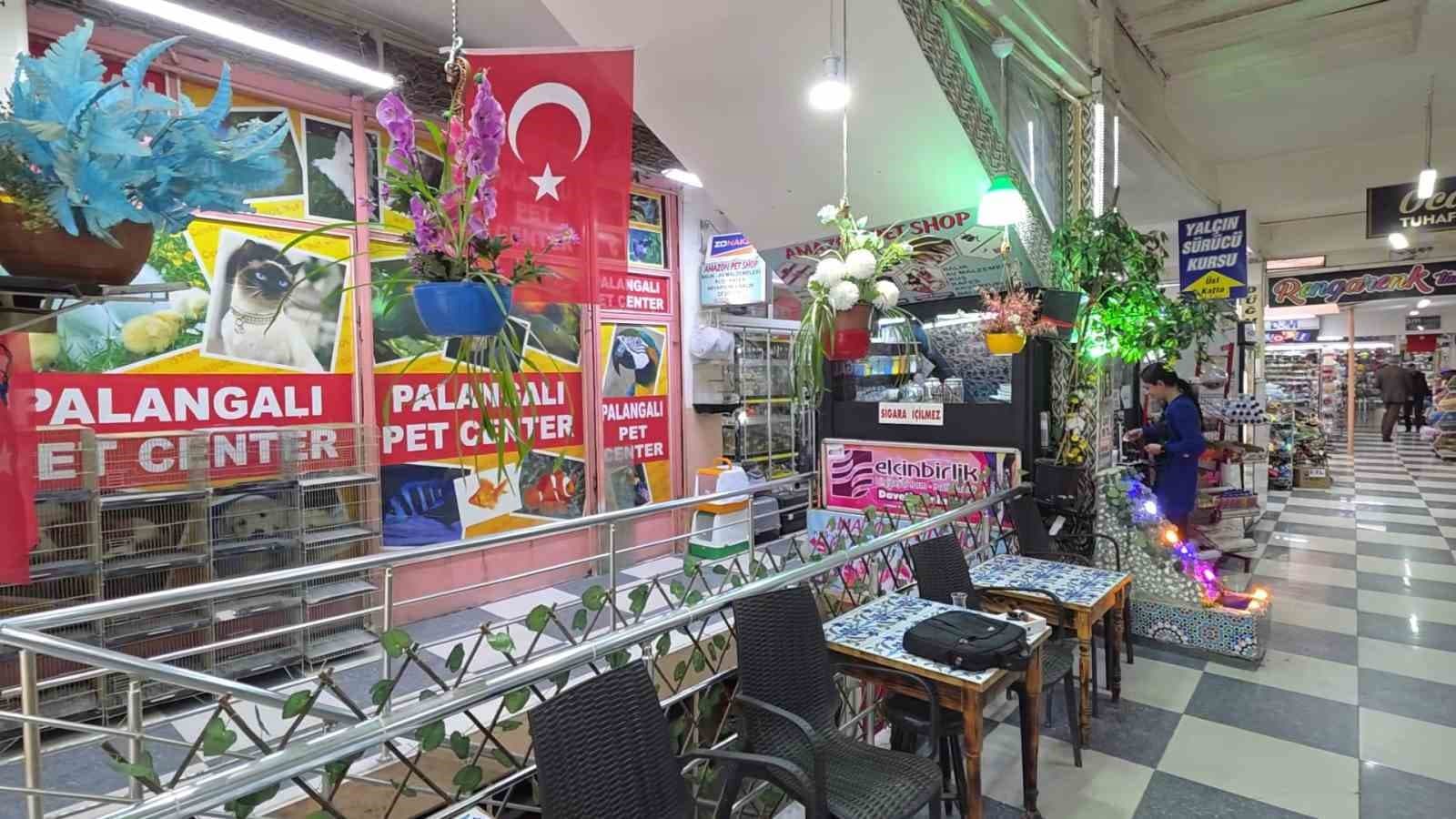 Yaklaşık 3 metrekarelik iş yerini sanat eseri niteliğinde bir mekâna dönüştürdü