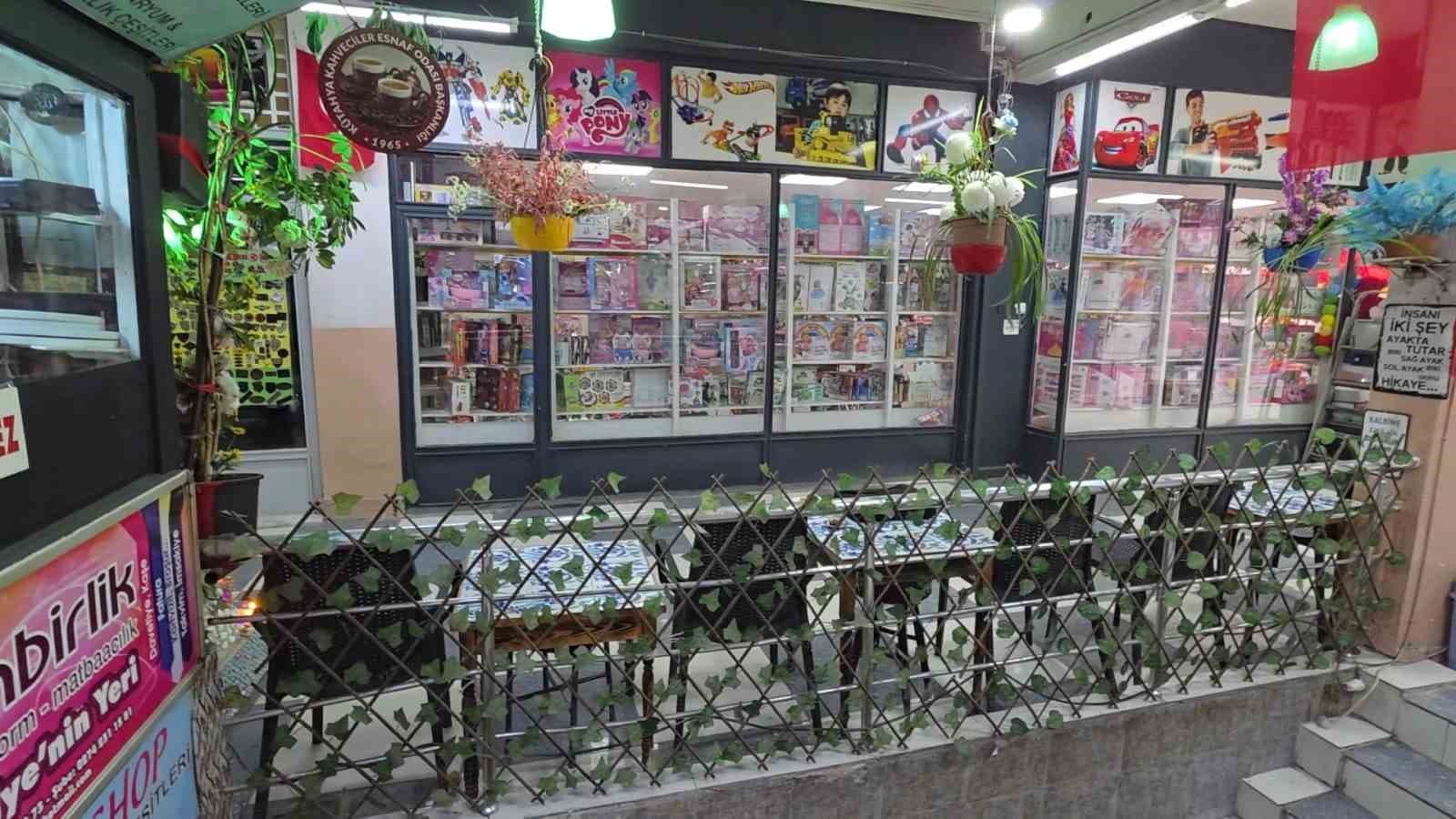 Yaklaşık 3 metrekarelik iş yerini sanat eseri niteliğinde bir mekâna dönüştürdü