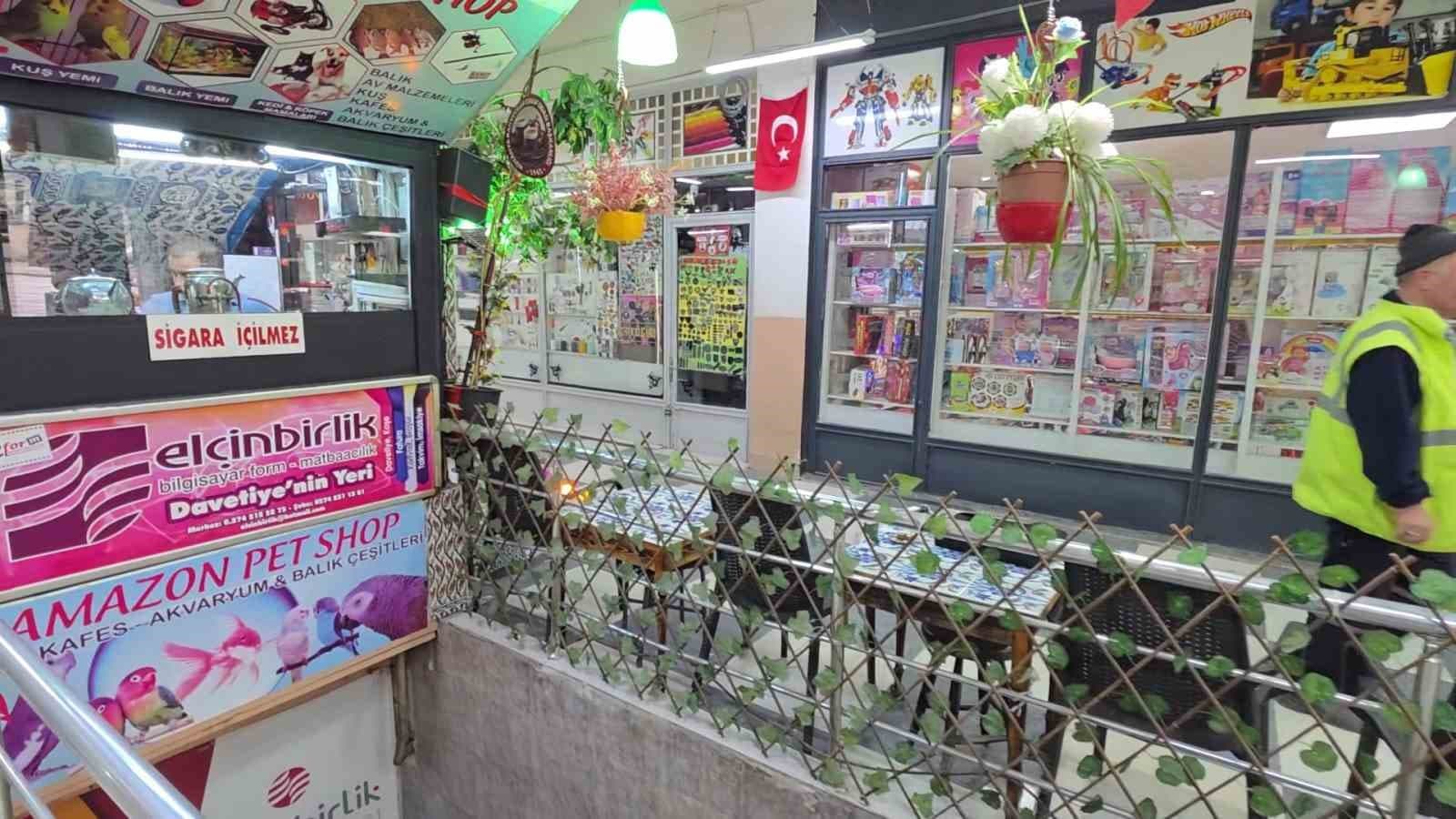 Yaklaşık 3 metrekarelik iş yerini sanat eseri niteliğinde bir mekâna dönüştürdü