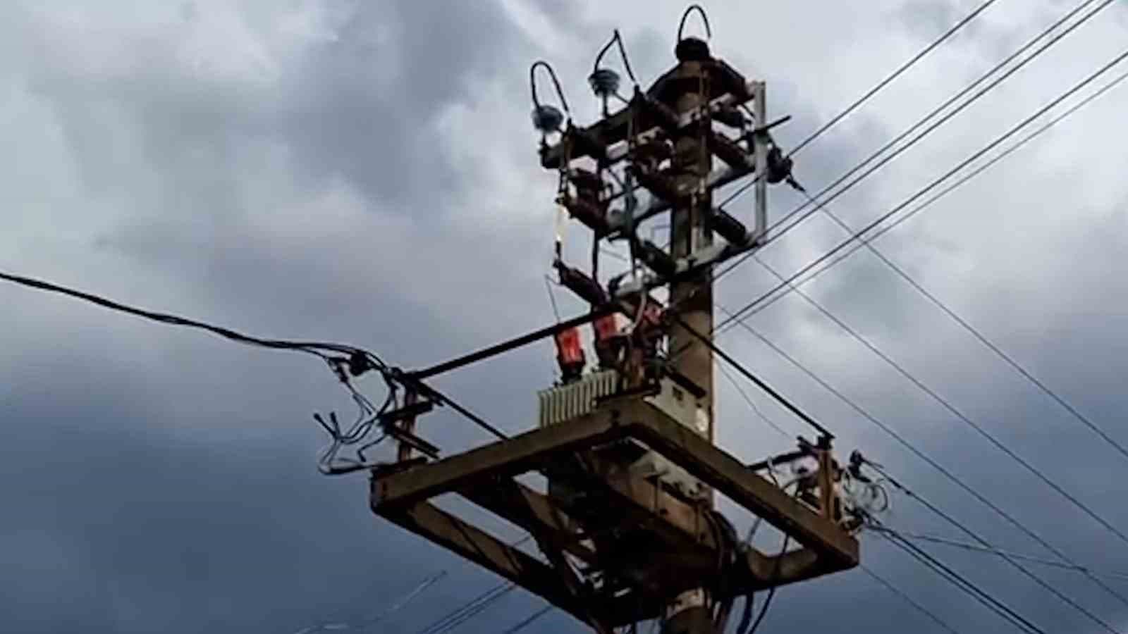 Bolu’da elektrik direğine yıldırım düştü