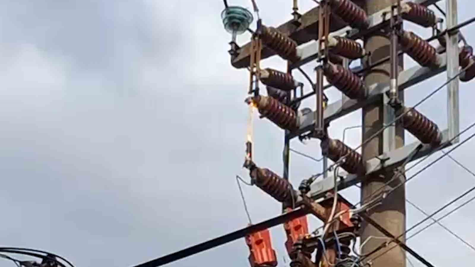 Bolu’da elektrik direğine yıldırım düştü