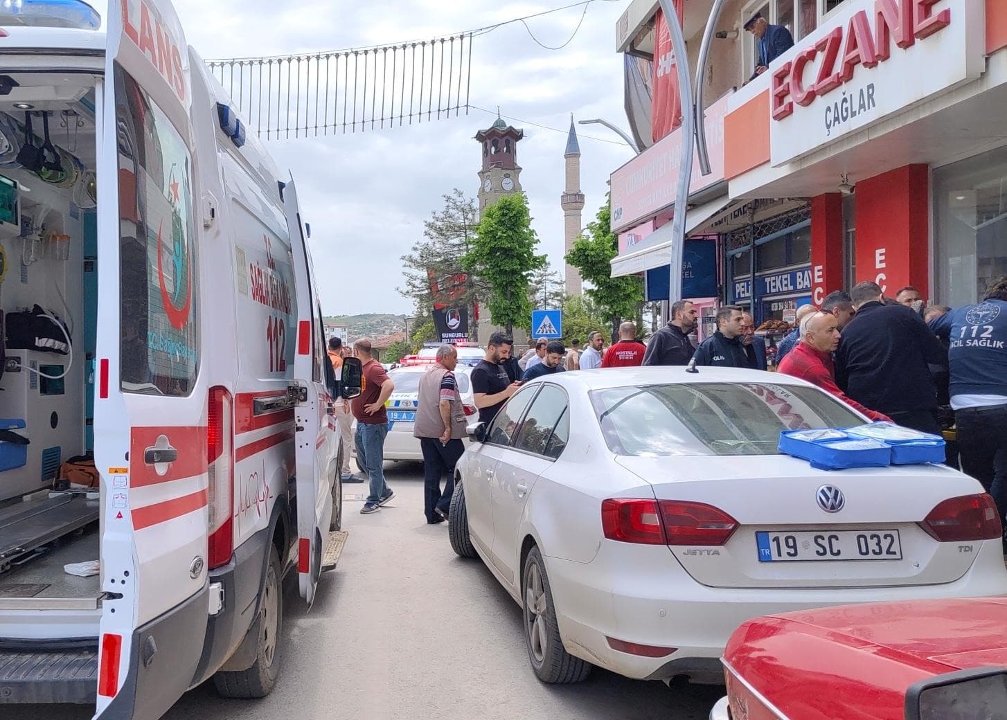 Caddede karşılaştığı husumetlisini bıçakladı