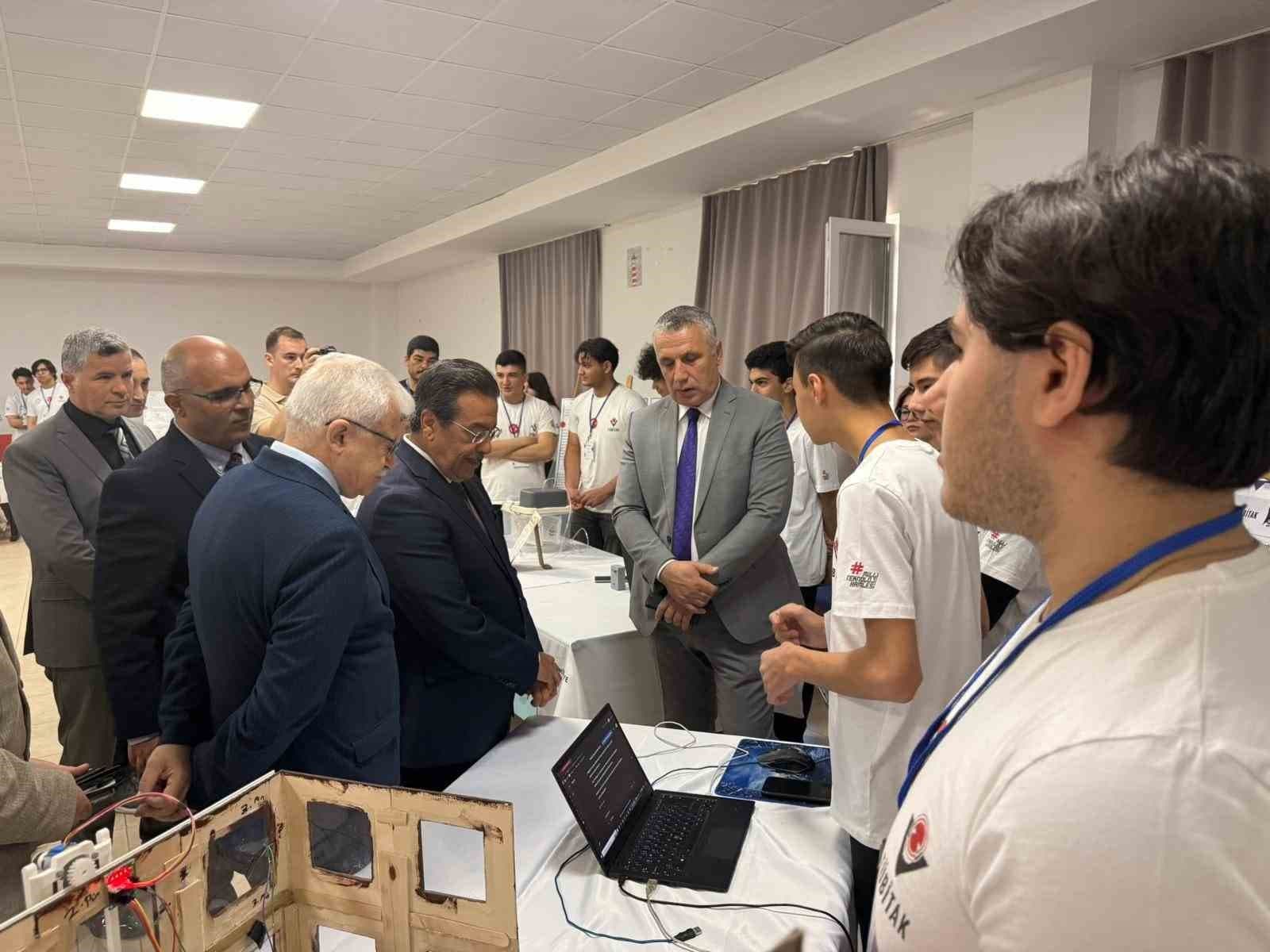 Burhaniye’de TÜBİTAK 4006-A Bilim Fuarı açıldı