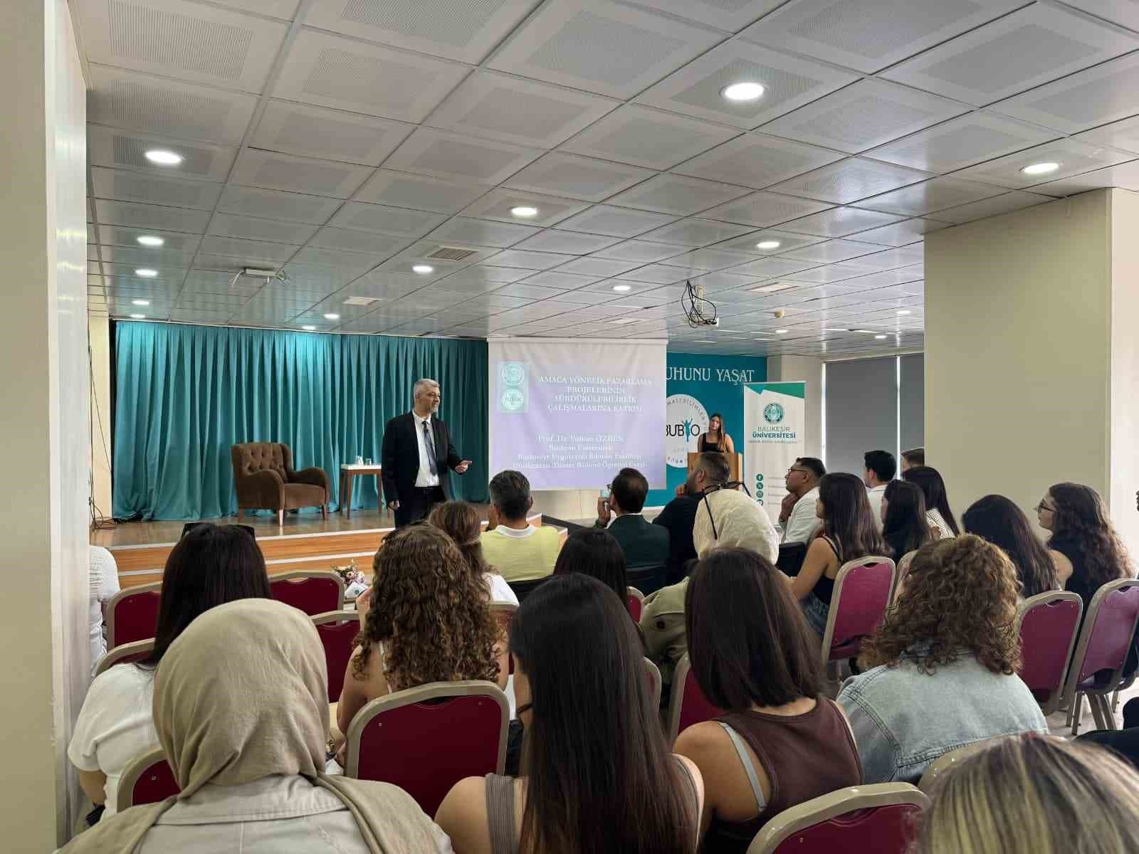 Burhaniye’de Pazarlama Projelerinin Sürdürülebilirliği konferansı gerçekleştirildi.