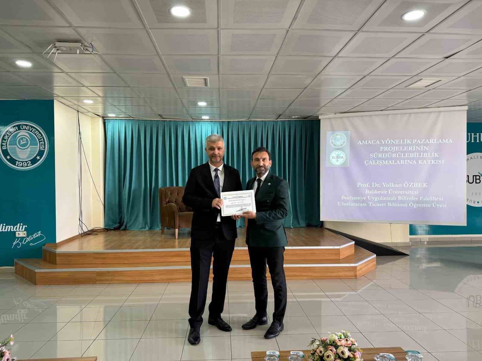 Burhaniye’de Pazarlama Projelerinin Sürdürülebilirliği konferansı gerçekleştirildi.