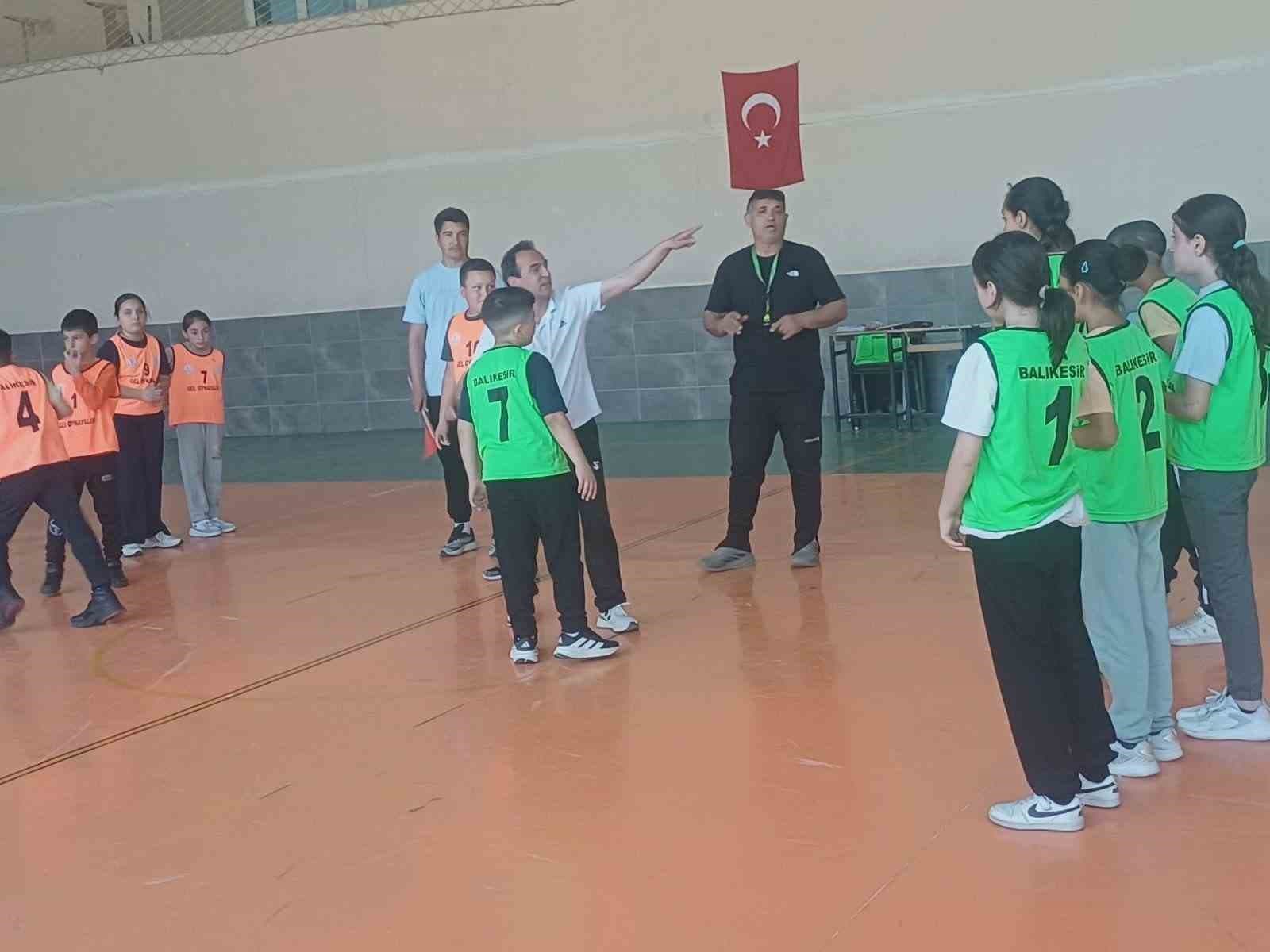 Burhaniye’de Geleneksel Çocuk Oyunları etkinliği başladı