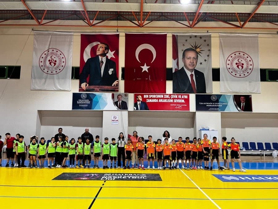 Burhaniye’de Geleneksel Çocuk Oyunları etkinliği başladı
