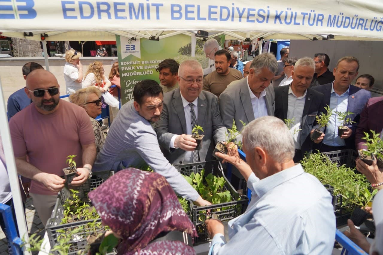 Edremit Belediyesi’nden ücretsiz ata tohumu fide dağıtımı