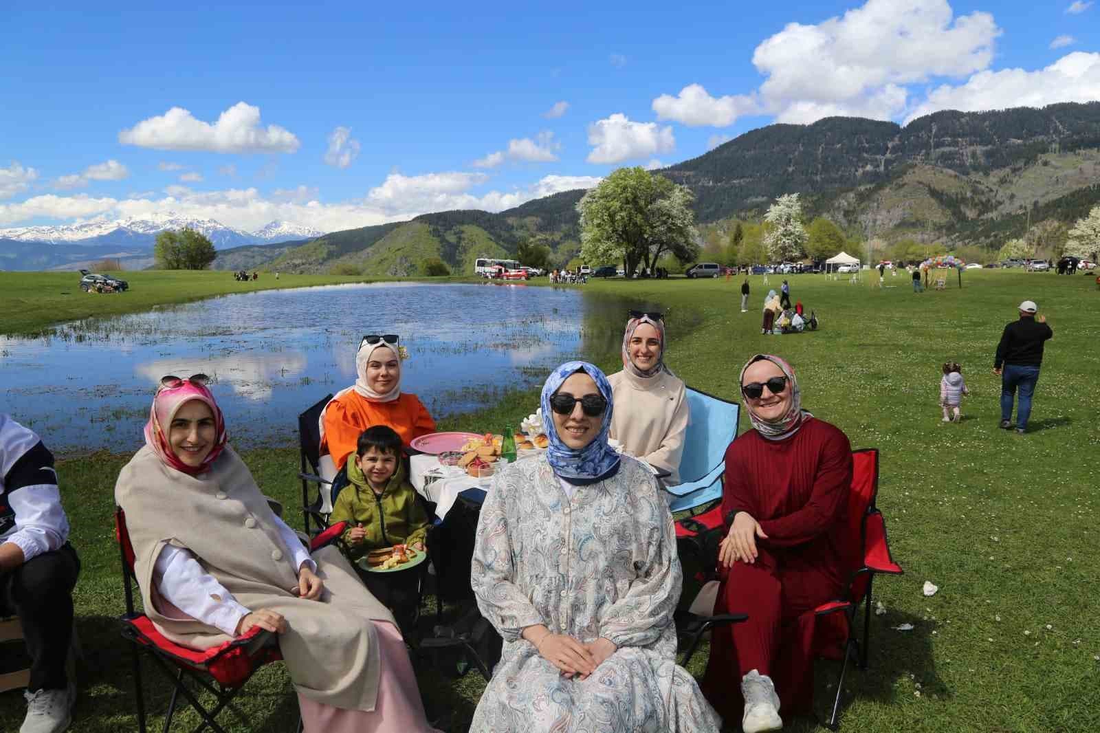İki ay sonra kuruyacak göl için kilometrelerce yol geldiler