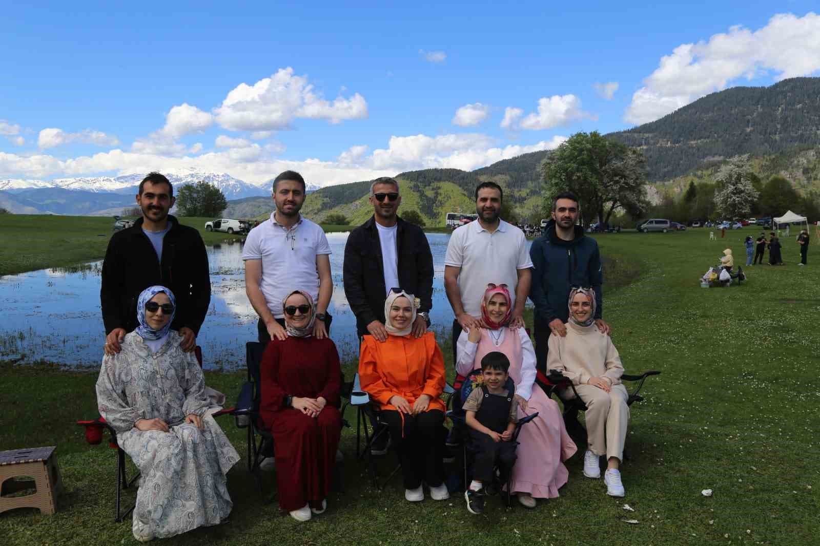İki ay sonra kuruyacak göl için kilometrelerce yol geldiler