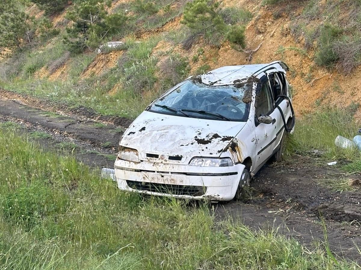 Uşak’ta otomobil şarampole devrildi: 3 yaralı