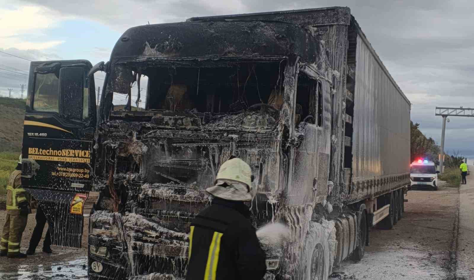 Kereste yüklü tır alev alev yandı
