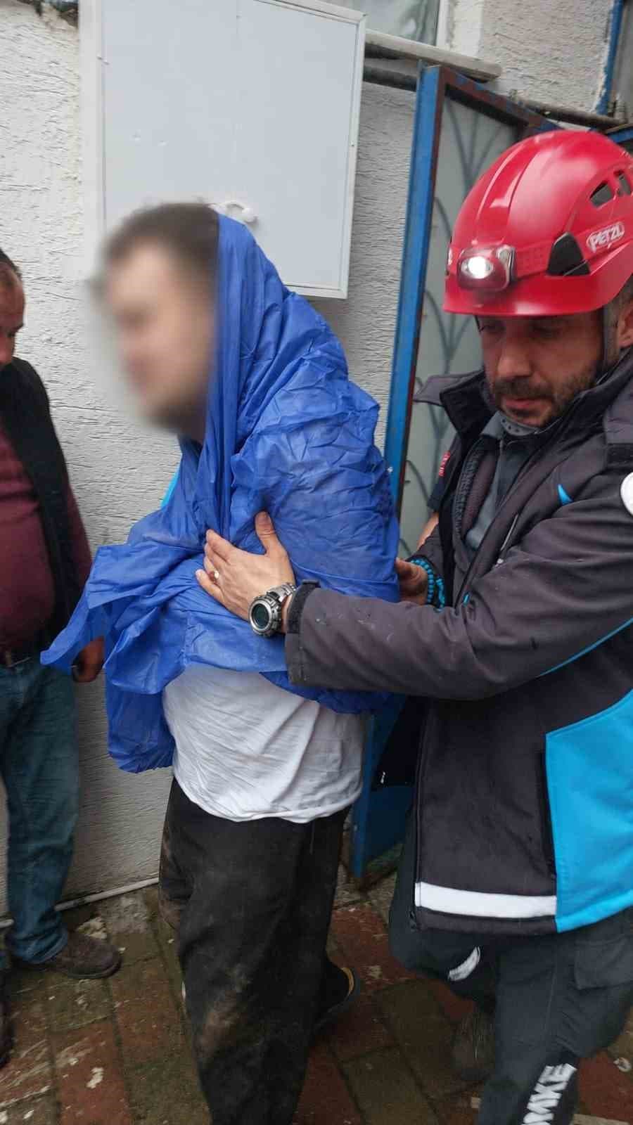Yalova’da çöken odunlukta mahsur kalan vatandaş kurtarıldı