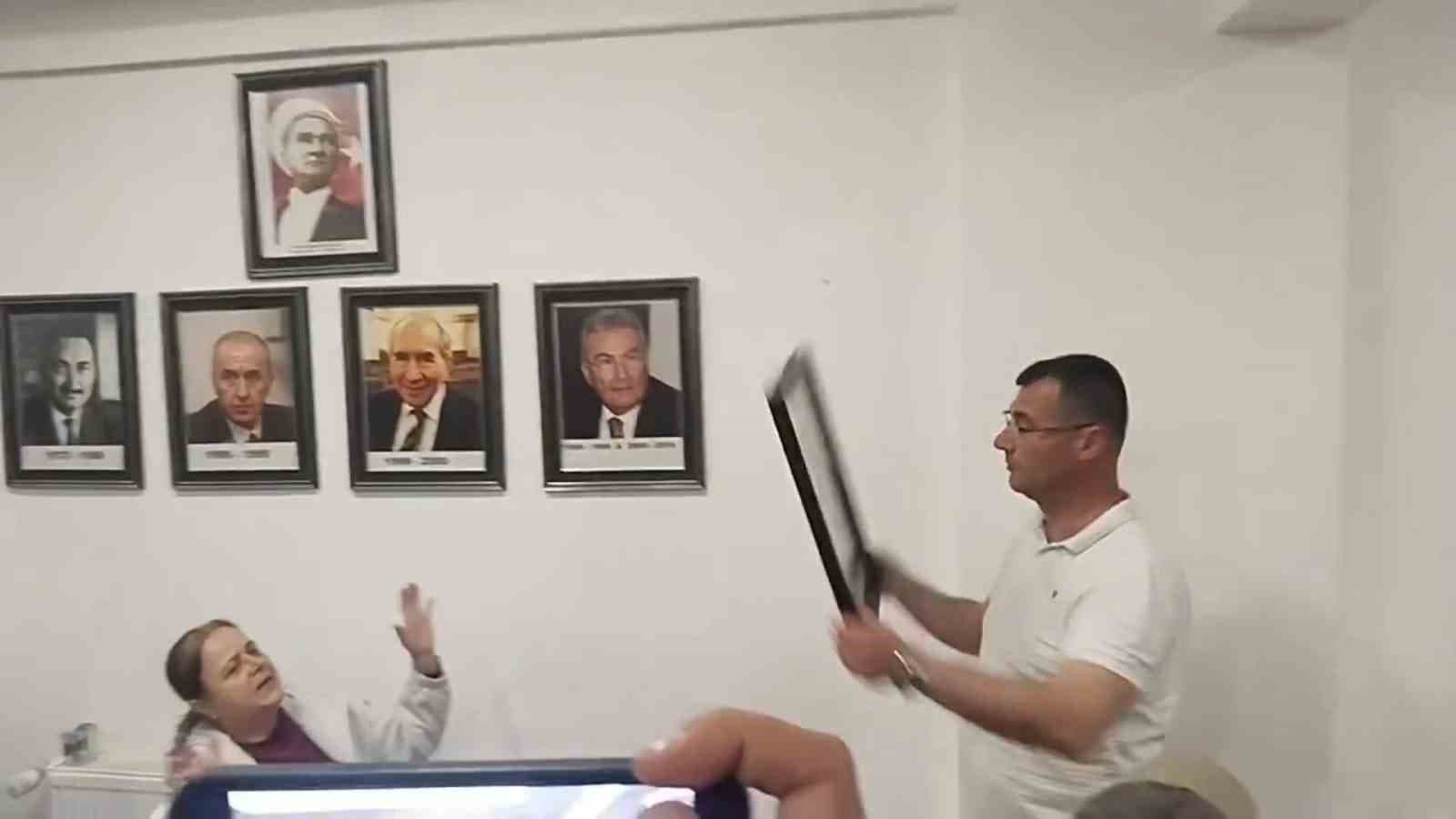 Edirne’de partililer CHP il binası önünde toplandı