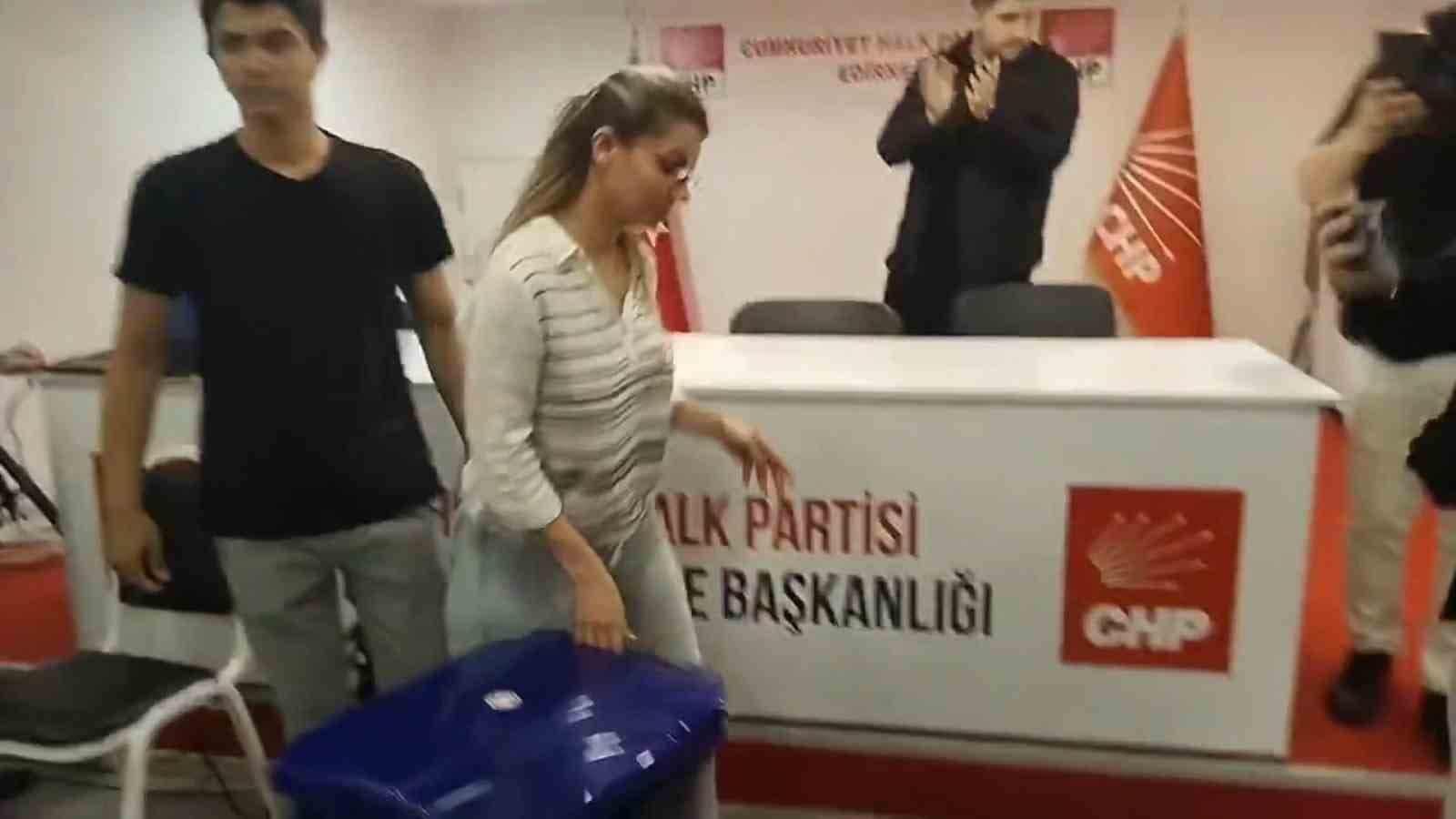 Edirne’de partililer CHP il binası önünde toplandı