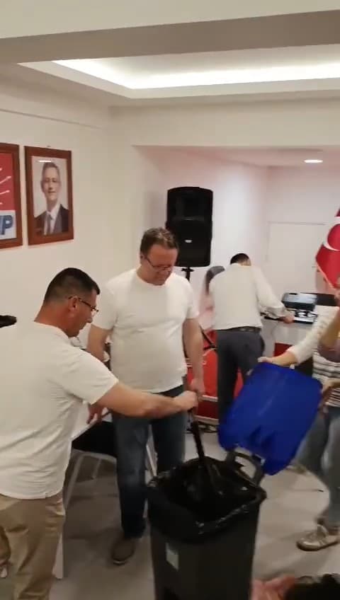 Edirne’de partililer CHP il binası önünde toplandı