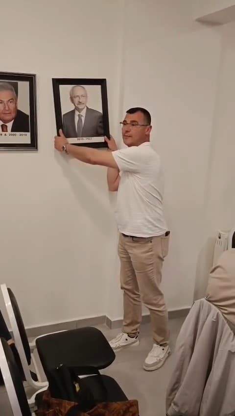 Edirne’de partililer CHP il binası önünde toplandı